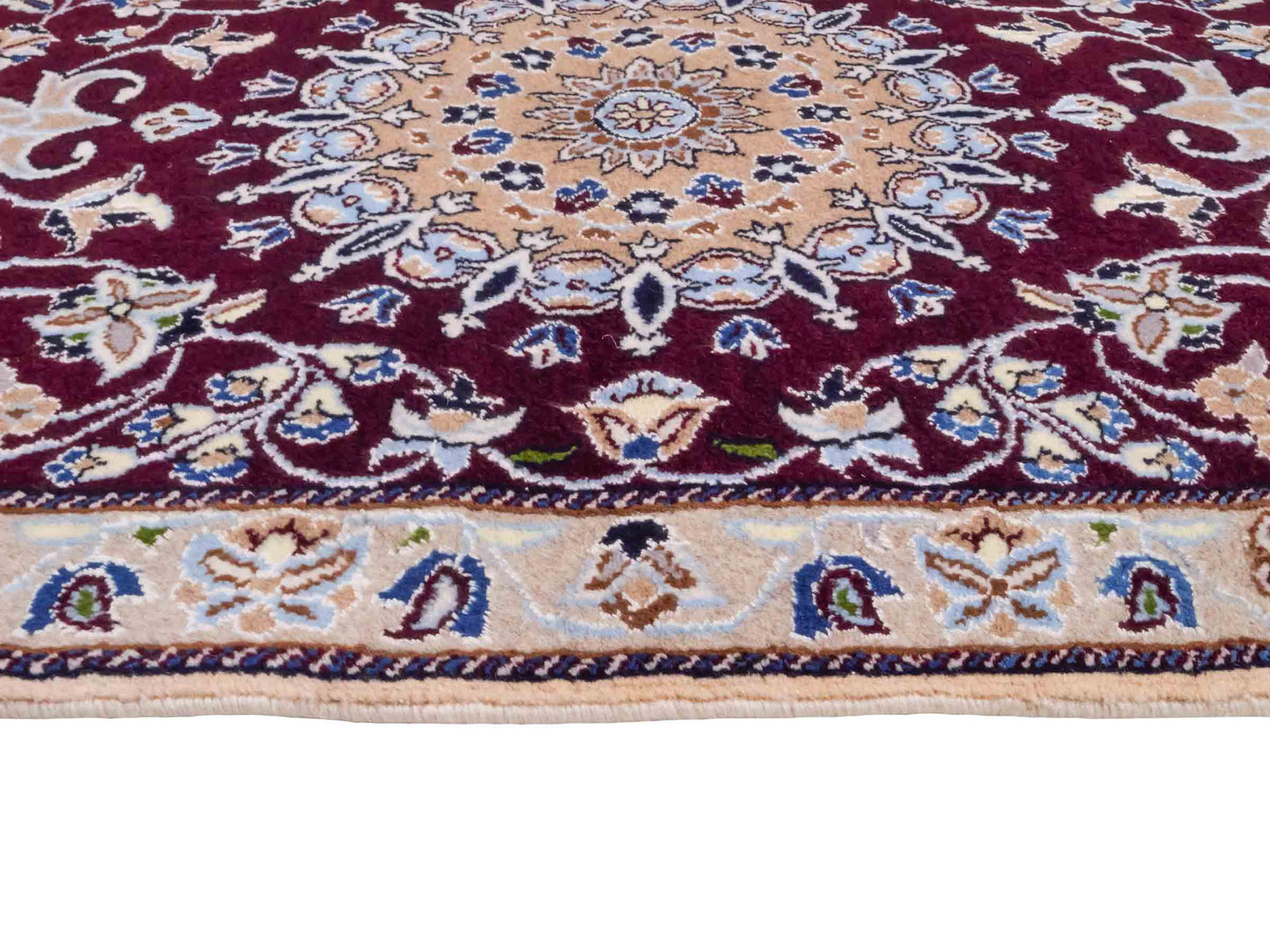 Handgeknüpfter Nain 12La Perserteppich von Khademi aus Wolle, rot-beige. Persischer Orientteppich mit Medaillon. Von Hand geknüpft in Iran / Persien. Größe: 126 cm x 89 cm. Teppichnummer: SB3-1018. Verkauf durch Jupiter Intl.