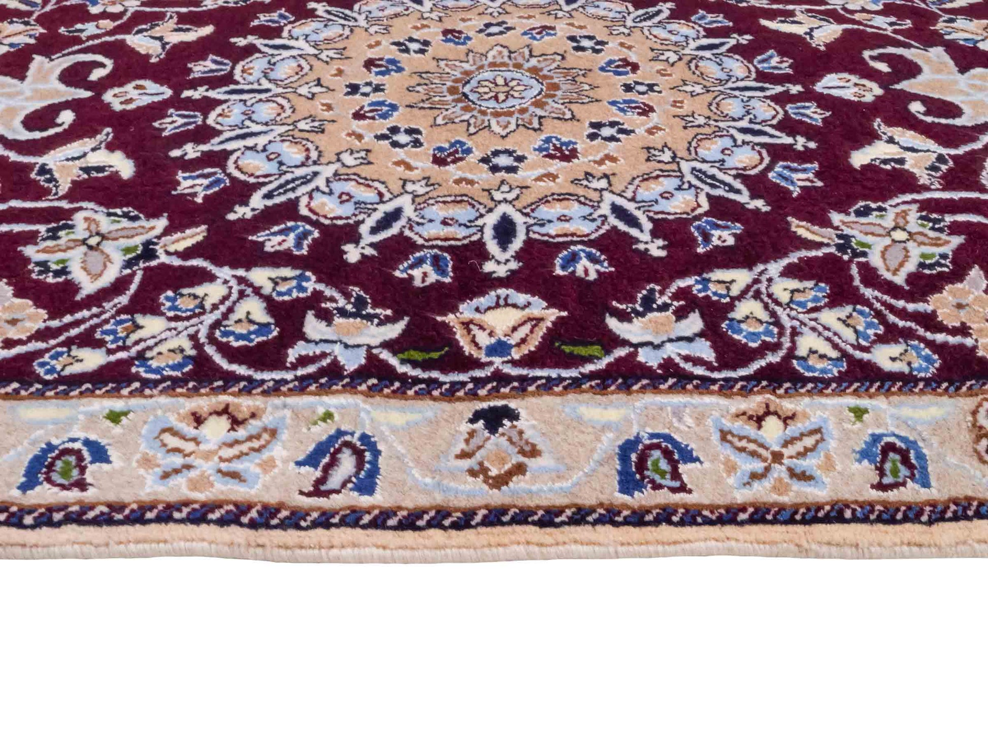 Handgeknüpfter Nain 12La Perserteppich von Khademi aus Wolle, rot-beige. Persischer Orientteppich mit Medaillon. Von Hand geknüpft in Iran / Persien. Größe: 126 cm x 89 cm. Teppichnummer: SB3-1018. Verkauf durch Jupiter Intl.