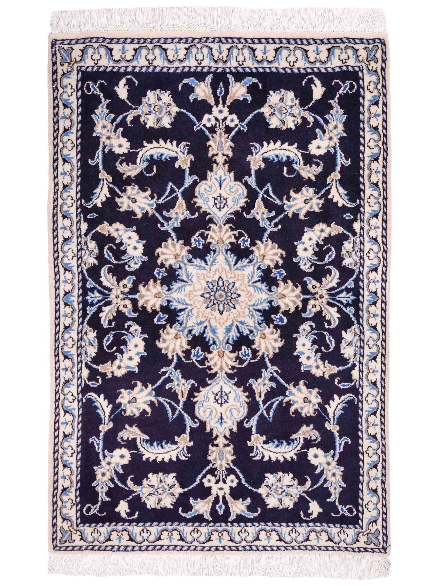 Handgeknüpfter Nain 12La Perserteppich von Khademi aus Wolle, marineblau. Persischer Orientteppich mit Medaillon. Von Hand geknüpft in Iran / Persien. Größe: 135 cm x 87 cm. Teppichnummer: SB3-1020. Verkauf durch Jupiter Intl.
