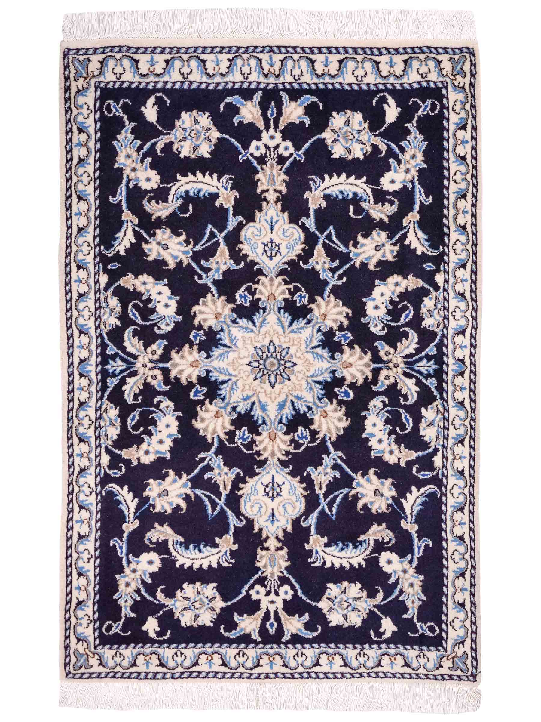 Handgeknüpfter Nain 12La Perserteppich von Khademi aus Wolle, marineblau. Persischer Orientteppich mit Medaillon. Von Hand geknüpft in Iran / Persien. Größe: 135 cm x 87 cm. Teppichnummer: SB3-1020. Verkauf durch Jupiter Intl.