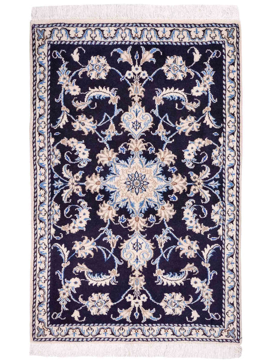 Handgeknüpfter Nain 12La Perserteppich von Khademi aus Wolle, marineblau. Persischer Orientteppich mit Medaillon. Von Hand geknüpft in Iran / Persien. Größe: 135 cm x 87 cm. Teppichnummer: SB3-1020. Verkauf durch Jupiter Intl.