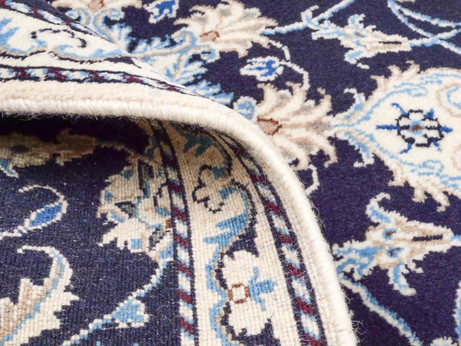 Handgeknüpfter Nain 12La Perserteppich von Khademi aus Wolle, marineblau. Persischer Orientteppich mit Medaillon. Von Hand geknüpft in Iran / Persien. Größe: 135 cm x 87 cm. Teppichnummer: SB3-1020. Verkauf durch Jupiter Intl.