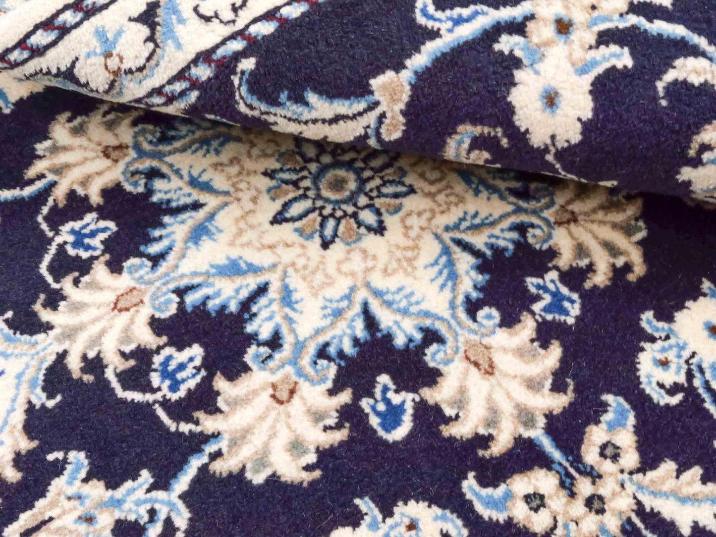 Handgeknüpfter Nain 12La Perserteppich von Khademi aus Wolle, marineblau. Persischer Orientteppich mit Medaillon. Von Hand geknüpft in Iran / Persien. Größe: 135 cm x 87 cm. Teppichnummer: SB3-1020. Verkauf durch Jupiter Intl.