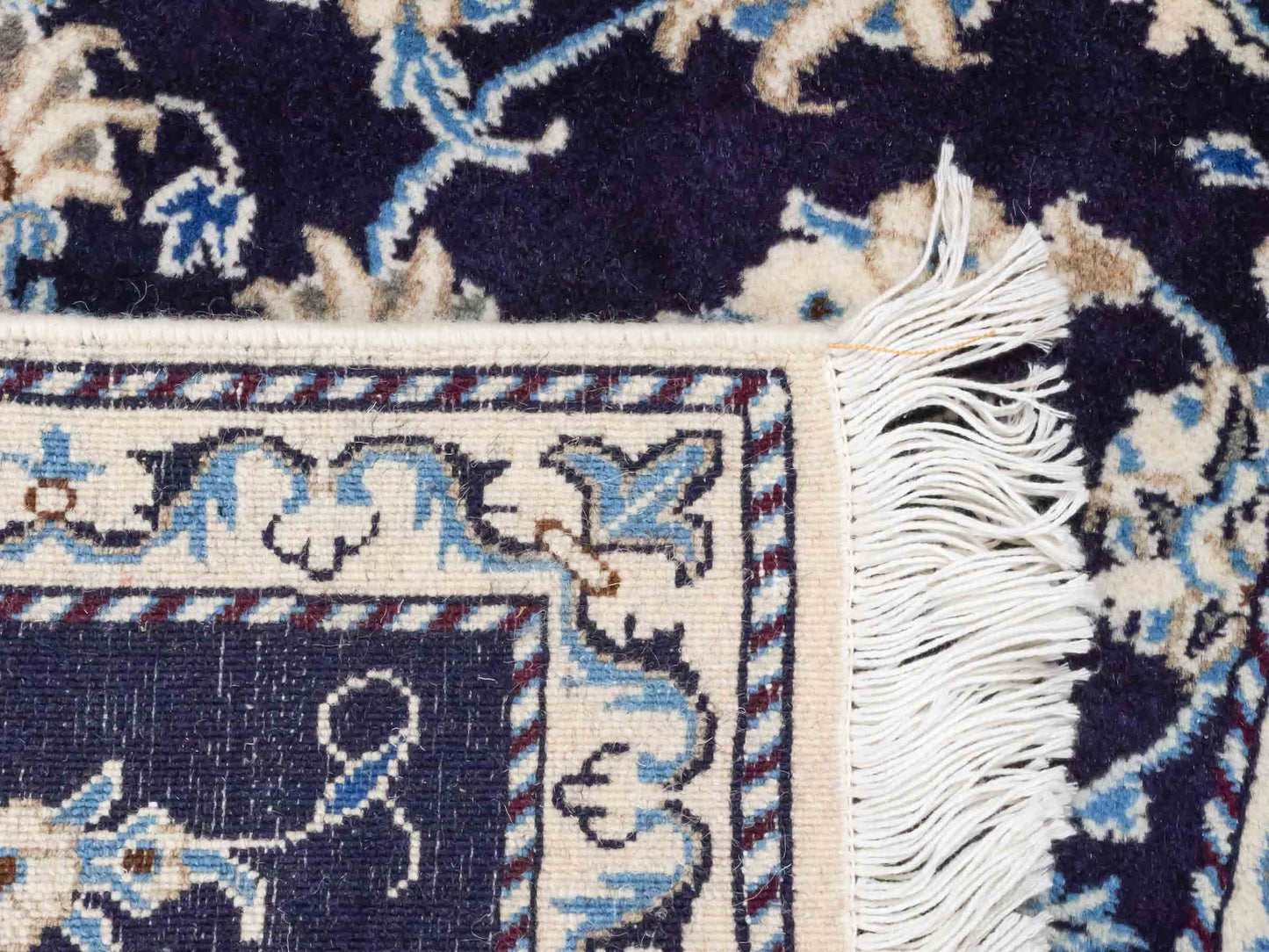 Handgeknüpfter Nain 12La Perserteppich von Khademi aus Wolle, marineblau. Persischer Orientteppich mit Medaillon. Von Hand geknüpft in Iran / Persien. Größe: 135 cm x 87 cm. Teppichnummer: SB3-1020. Verkauf durch Jupiter Intl.