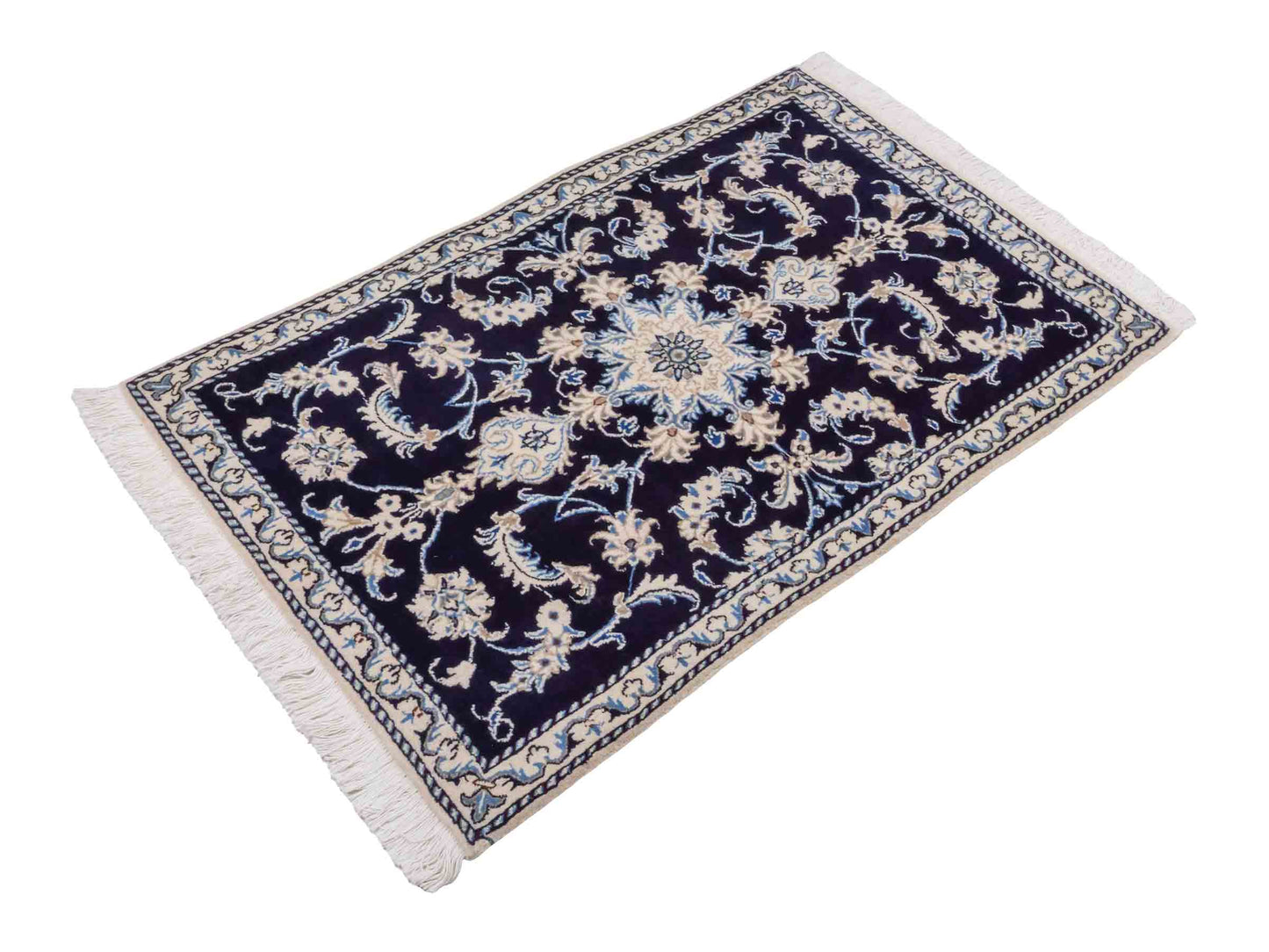 Handgeknüpfter Nain 12La Perserteppich von Khademi aus Wolle, marineblau. Persischer Orientteppich mit Medaillon. Von Hand geknüpft in Iran / Persien. Größe: 135 cm x 87 cm. Teppichnummer: SB3-1020. Verkauf durch Jupiter Intl.