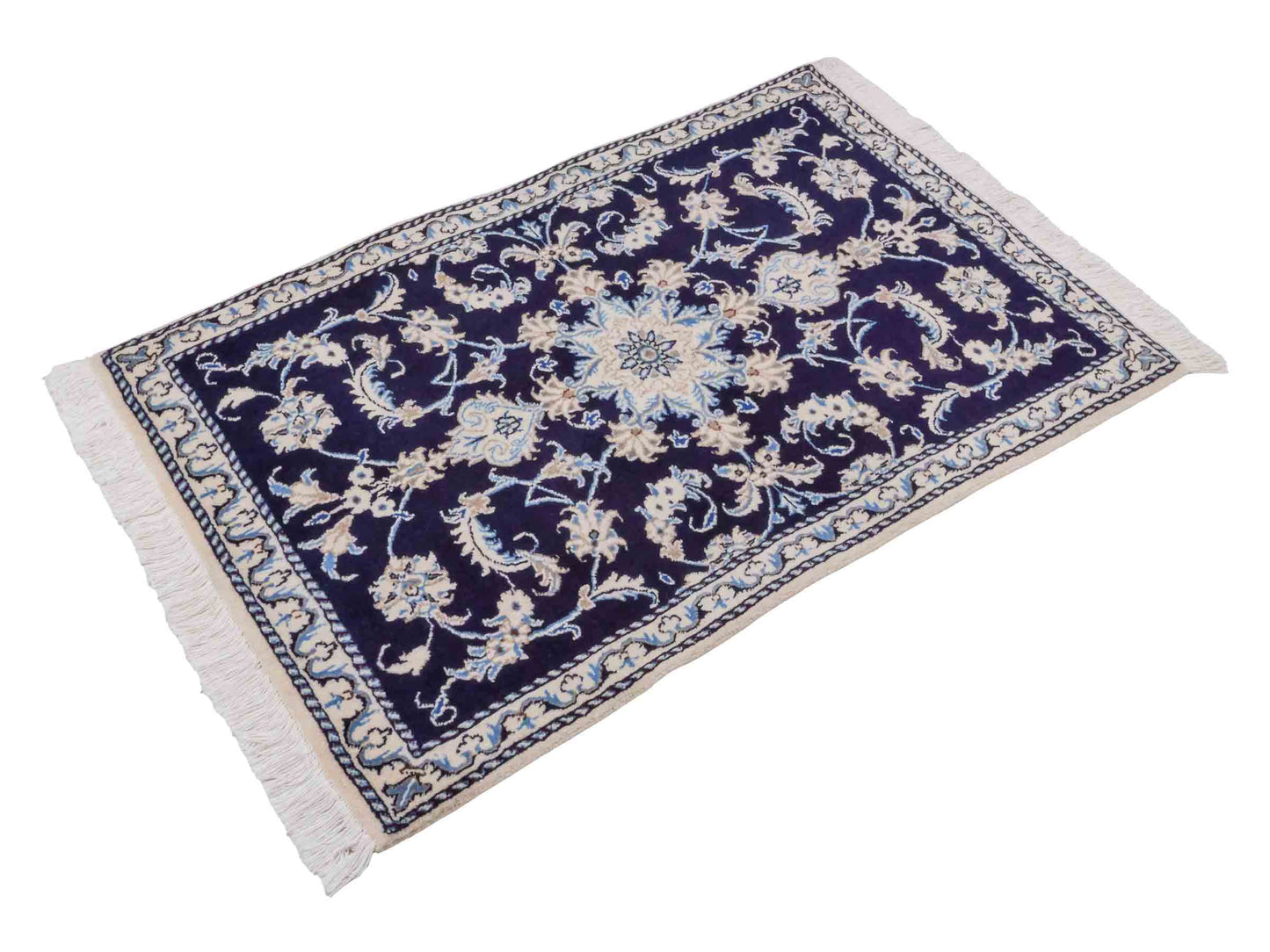 Handgeknüpfter Nain 12La Perserteppich von Khademi aus Wolle, marineblau. Persischer Orientteppich mit Medaillon. Von Hand geknüpft in Iran / Persien. Größe: 135 cm x 87 cm. Teppichnummer: SB3-1020. Verkauf durch Jupiter Intl.