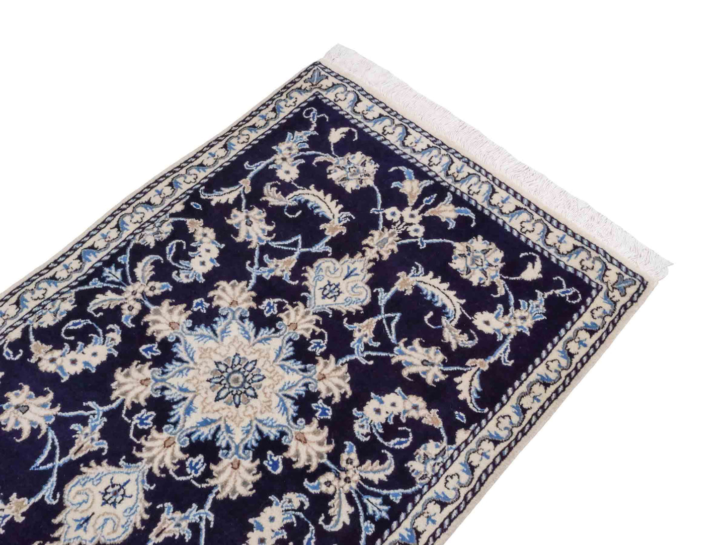 Handgeknüpfter Nain 12La Perserteppich von Khademi aus Wolle, marineblau. Persischer Orientteppich mit Medaillon. Von Hand geknüpft in Iran / Persien. Größe: 135 cm x 87 cm. Teppichnummer: SB3-1020. Verkauf durch Jupiter Intl.