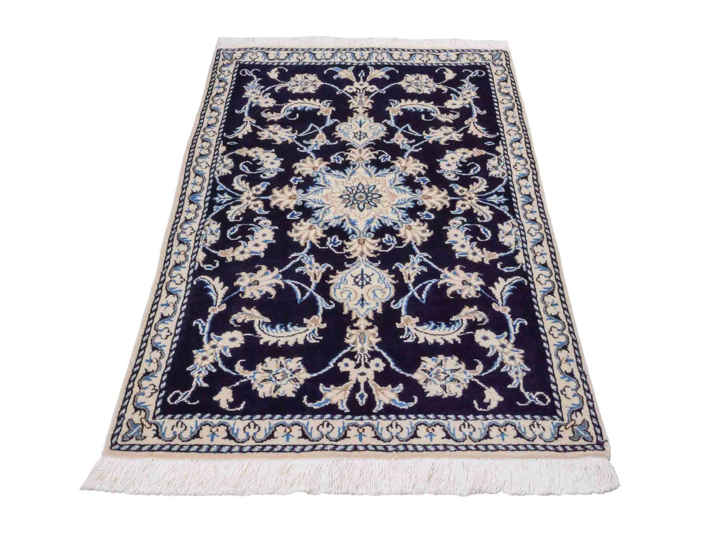 Handgeknüpfter Nain 12La Perserteppich von Khademi aus Wolle, marineblau. Persischer Orientteppich mit Medaillon. Von Hand geknüpft in Iran / Persien. Größe: 135 cm x 87 cm. Teppichnummer: SB3-1020. Verkauf durch Jupiter Intl.