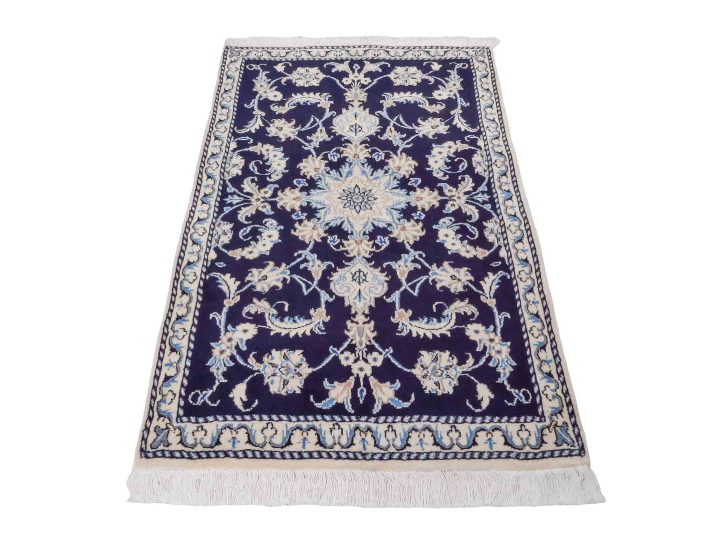 Handgeknüpfter Nain 12La Perserteppich von Khademi aus Wolle, marineblau. Persischer Orientteppich mit Medaillon. Von Hand geknüpft in Iran / Persien. Größe: 135 cm x 87 cm. Teppichnummer: SB3-1020. Verkauf durch Jupiter Intl.
