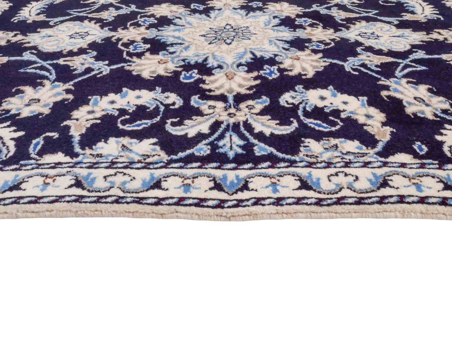 Handgeknüpfter Nain 12La Perserteppich von Khademi aus Wolle, marineblau. Persischer Orientteppich mit Medaillon. Von Hand geknüpft in Iran / Persien. Größe: 135 cm x 87 cm. Teppichnummer: SB3-1020. Verkauf durch Jupiter Intl.