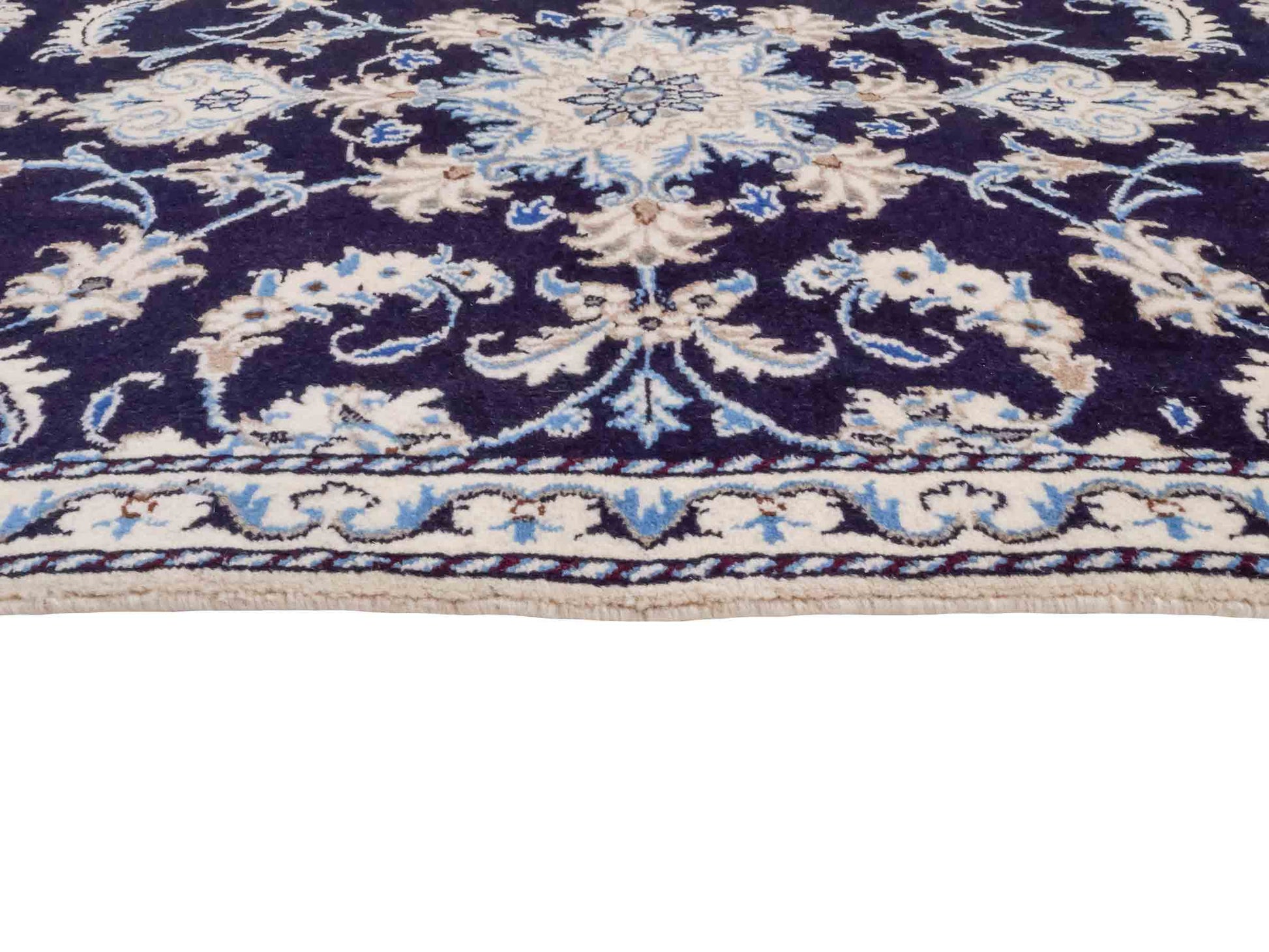 Handgeknüpfter Nain 12La Perserteppich von Khademi aus Wolle, marineblau. Persischer Orientteppich mit Medaillon. Von Hand geknüpft in Iran / Persien. Größe: 135 cm x 87 cm. Teppichnummer: SB3-1020. Verkauf durch Jupiter Intl.