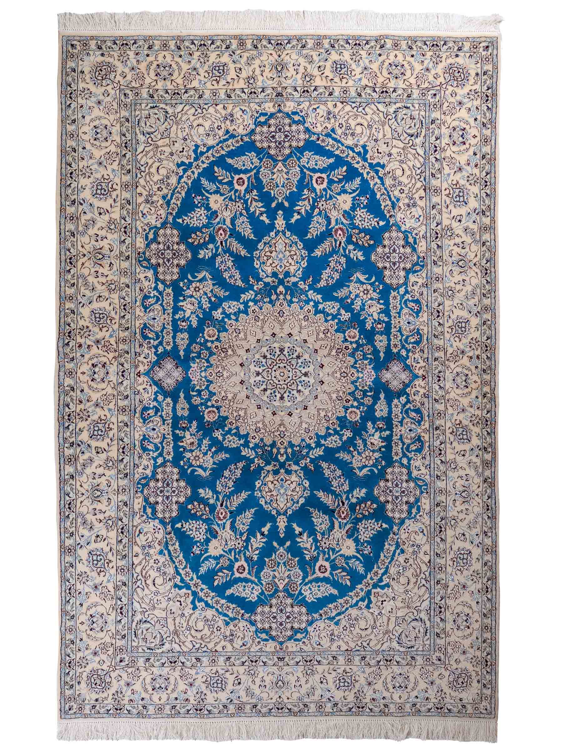 Handgeknüpfter Nain 6La Perserteppich von Khademi aus Wolle mit Seide, blau, weiß. Klassisches Medaillon-Design. Traditionell von Hand geknüpft in Iran / Persien. Größe: 244 cm x 155 cm. Teppichnummer: RB3-1097. Verkauf durch Jupiter Intl.
