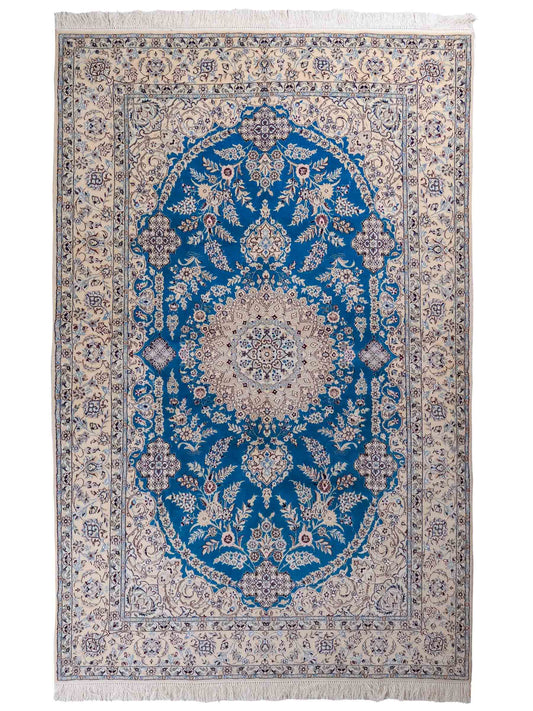 Handgeknüpfter Nain 6La Perserteppich von Khademi aus Wolle mit Seide, blau, weiß. Klassisches Medaillon-Design. Traditionell von Hand geknüpft in Iran / Persien. Größe: 244 cm x 155 cm. Teppichnummer: RB3-1097. Verkauf durch Jupiter Intl.