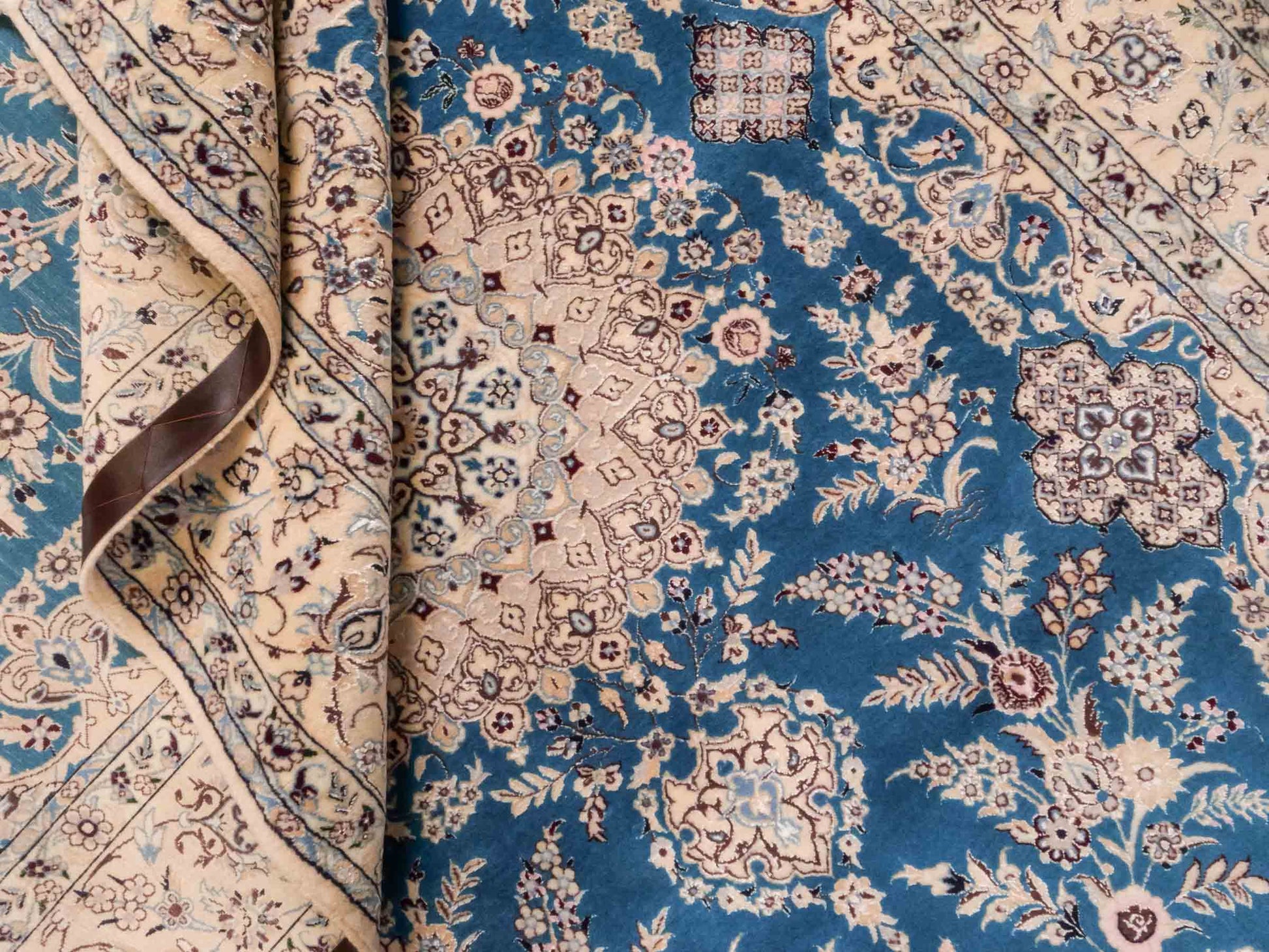 Handgeknüpfter Nain 6La Perserteppich von Khademi aus Wolle mit Seide, blau, weiß. Klassisches Medaillon-Design. Traditionell von Hand geknüpft in Iran / Persien. Größe: 244 cm x 155 cm. Teppichnummer: RB3-1097. Verkauf durch Jupiter Intl.