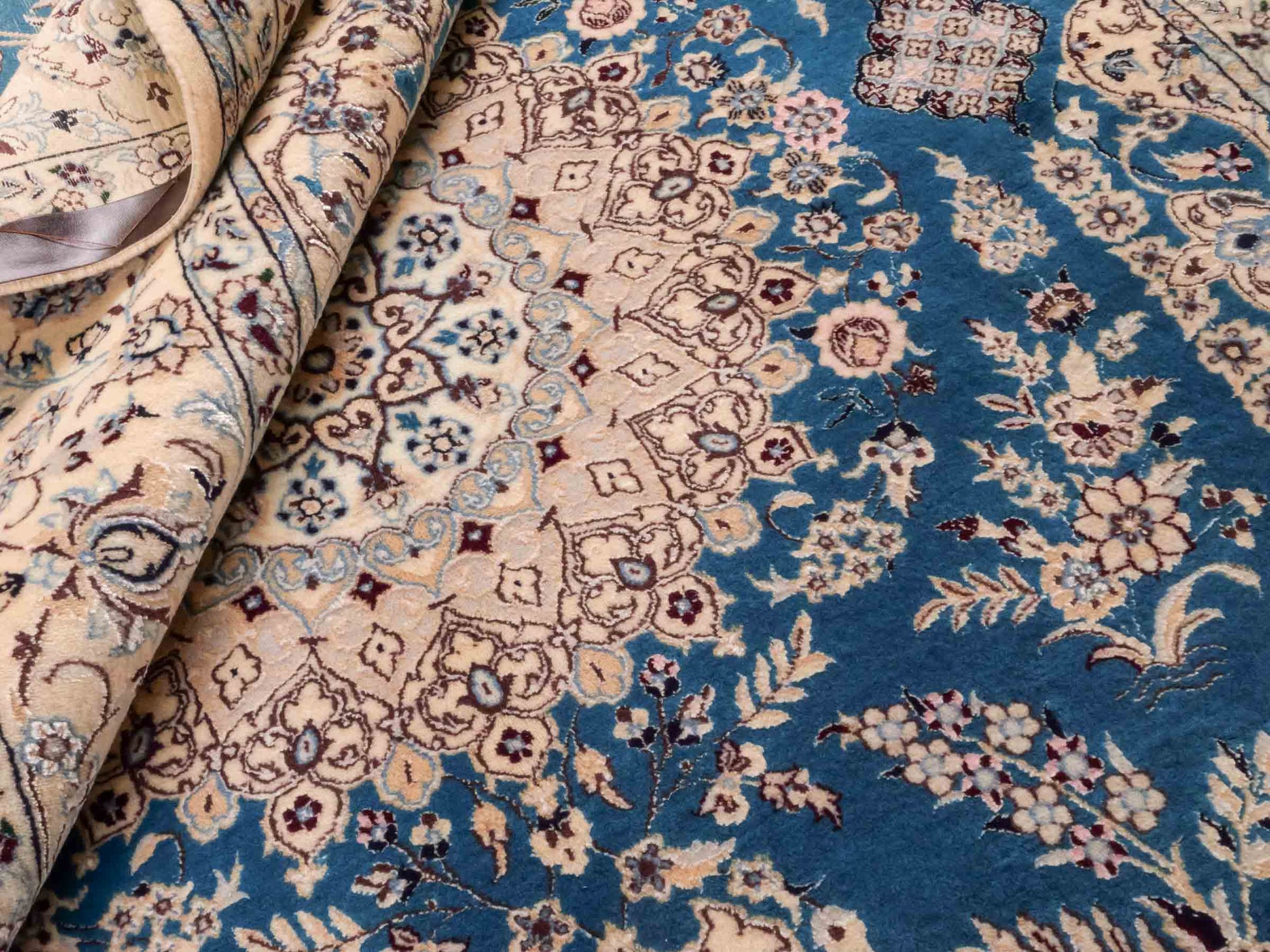 Handgeknüpfter Nain 6La Perserteppich von Khademi aus Wolle mit Seide, blau, weiß. Klassisches Medaillon-Design. Traditionell von Hand geknüpft in Iran / Persien. Größe: 244 cm x 155 cm. Teppichnummer: RB3-1097. Verkauf durch Jupiter Intl.