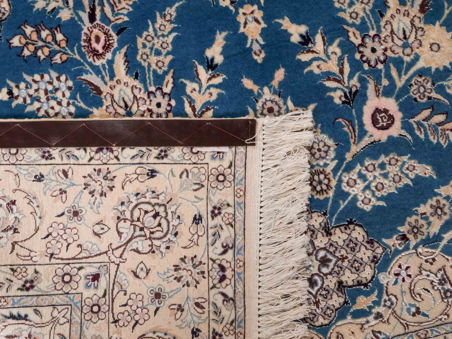 Handgeknüpfter Nain 6La Perserteppich von Khademi aus Wolle mit Seide, blau, weiß. Klassisches Medaillon-Design. Traditionell von Hand geknüpft in Iran / Persien. Größe: 244 cm x 155 cm. Teppichnummer: RB3-1097. Verkauf durch Jupiter Intl.