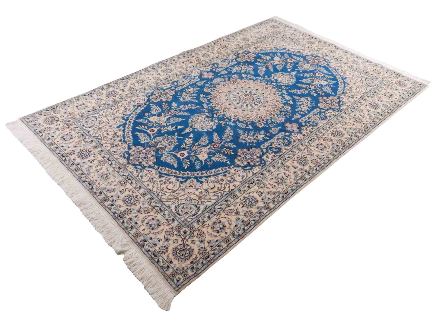 Handgeknüpfter Nain 6La Perserteppich von Khademi aus Wolle mit Seide, blau, weiß. Klassisches Medaillon-Design. Traditionell von Hand geknüpft in Iran / Persien. Größe: 244 cm x 155 cm. Teppichnummer: RB3-1097. Verkauf durch Jupiter Intl.