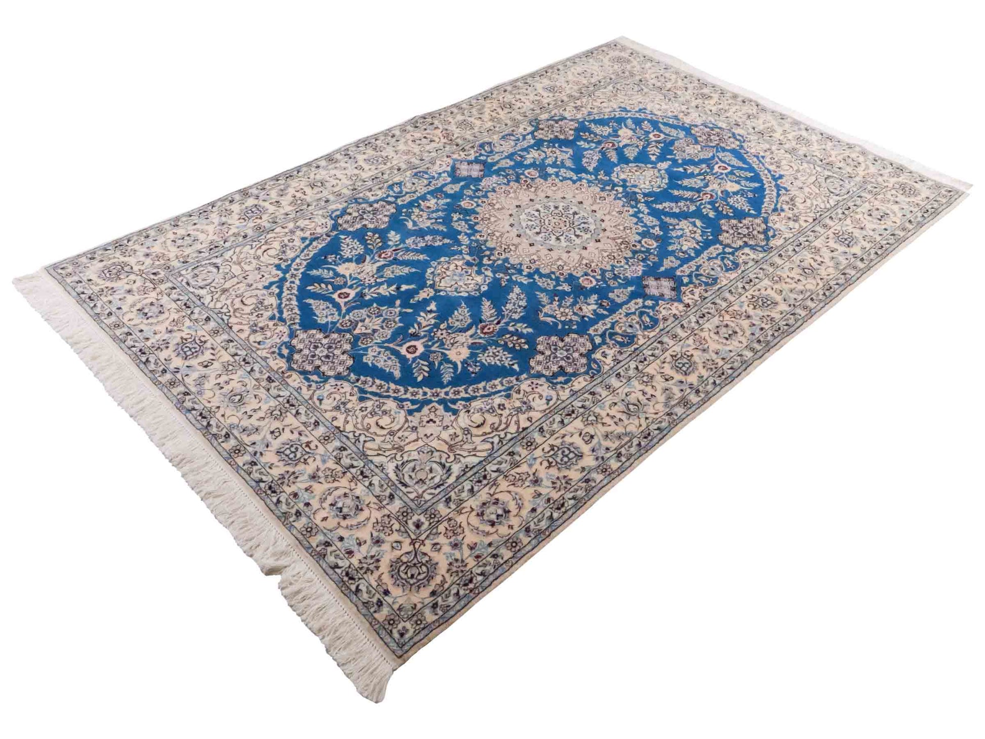 Handgeknüpfter Nain 6La Perserteppich von Khademi aus Wolle mit Seide, blau, weiß. Klassisches Medaillon-Design. Traditionell von Hand geknüpft in Iran / Persien. Größe: 244 cm x 155 cm. Teppichnummer: RB3-1097. Verkauf durch Jupiter Intl.