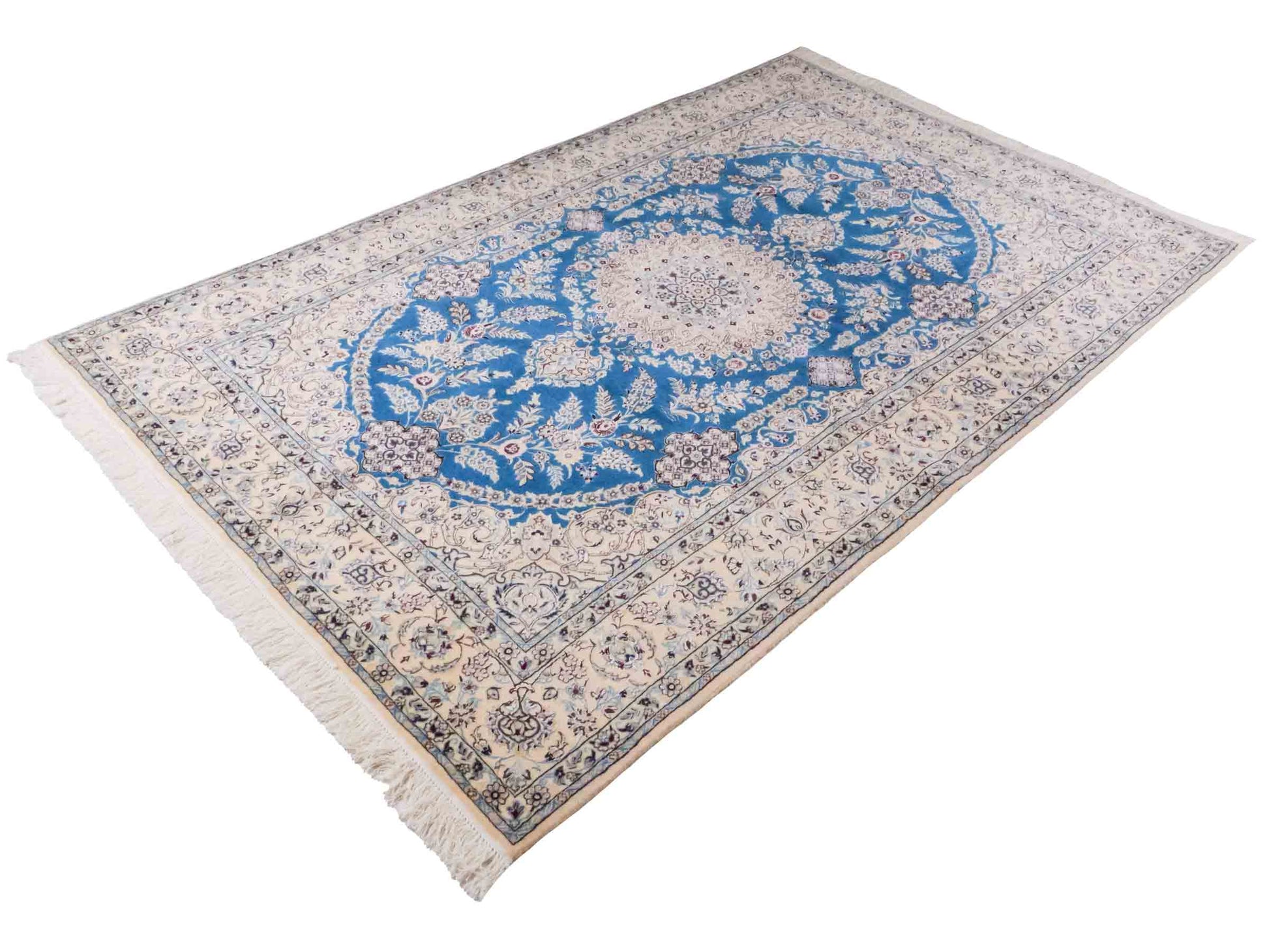 Handgeknüpfter Nain 6La Perserteppich von Khademi aus Wolle mit Seide, blau, weiß. Klassisches Medaillon-Design. Traditionell von Hand geknüpft in Iran / Persien. Größe: 244 cm x 155 cm. Teppichnummer: RB3-1097. Verkauf durch Jupiter Intl.