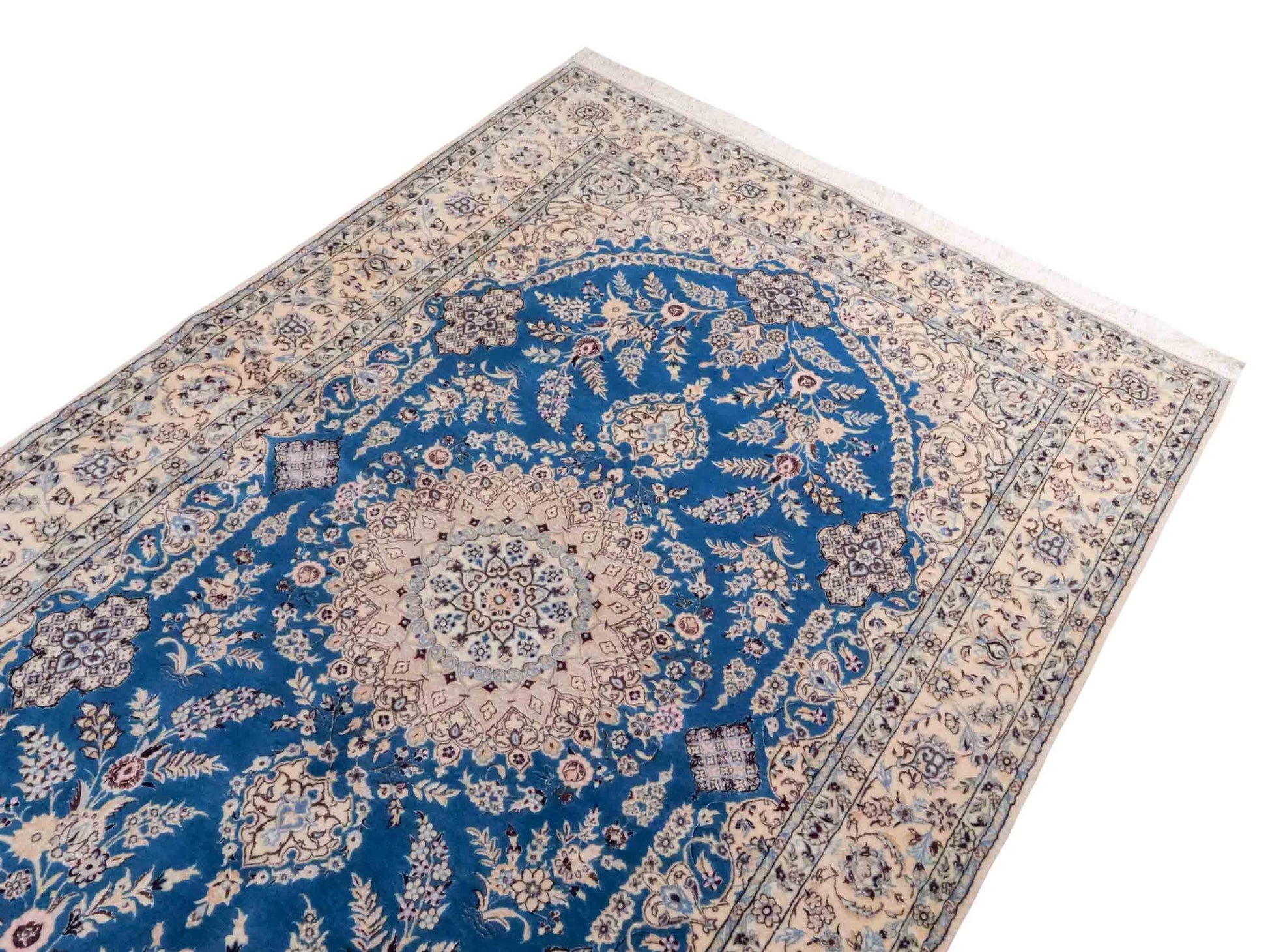 Handgeknüpfter Nain 6La Perserteppich von Khademi aus Wolle mit Seide, blau, weiß. Klassisches Medaillon-Design. Traditionell von Hand geknüpft in Iran / Persien. Größe: 244 cm x 155 cm. Teppichnummer: RB3-1097. Verkauf durch Jupiter Intl.