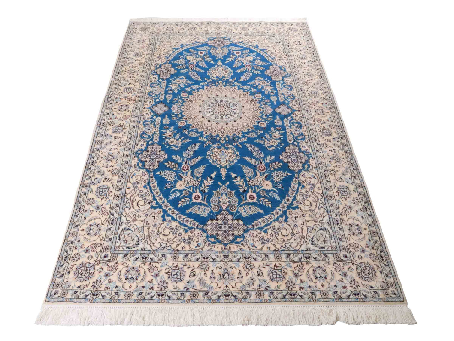 Handgeknüpfter Nain 6La Perserteppich von Khademi aus Wolle mit Seide, blau, weiß. Klassisches Medaillon-Design. Traditionell von Hand geknüpft in Iran / Persien. Größe: 244 cm x 155 cm. Teppichnummer: RB3-1097. Verkauf durch Jupiter Intl.
