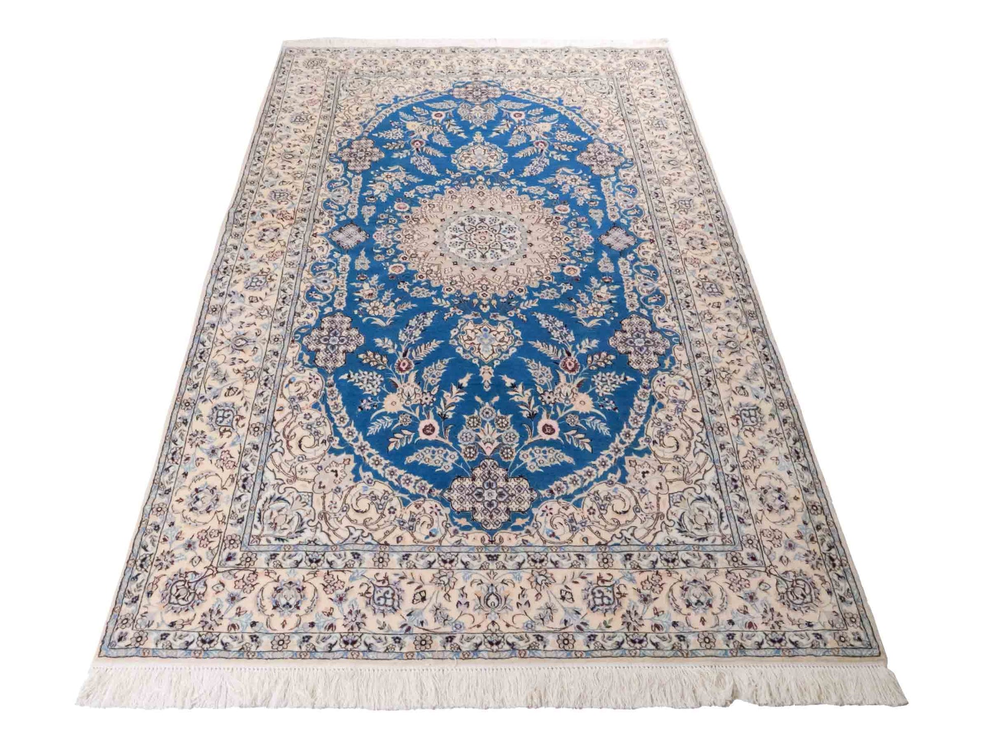 Handgeknüpfter Nain 6La Perserteppich von Khademi aus Wolle mit Seide, blau, weiß. Klassisches Medaillon-Design. Traditionell von Hand geknüpft in Iran / Persien. Größe: 244 cm x 155 cm. Teppichnummer: RB3-1097. Verkauf durch Jupiter Intl.