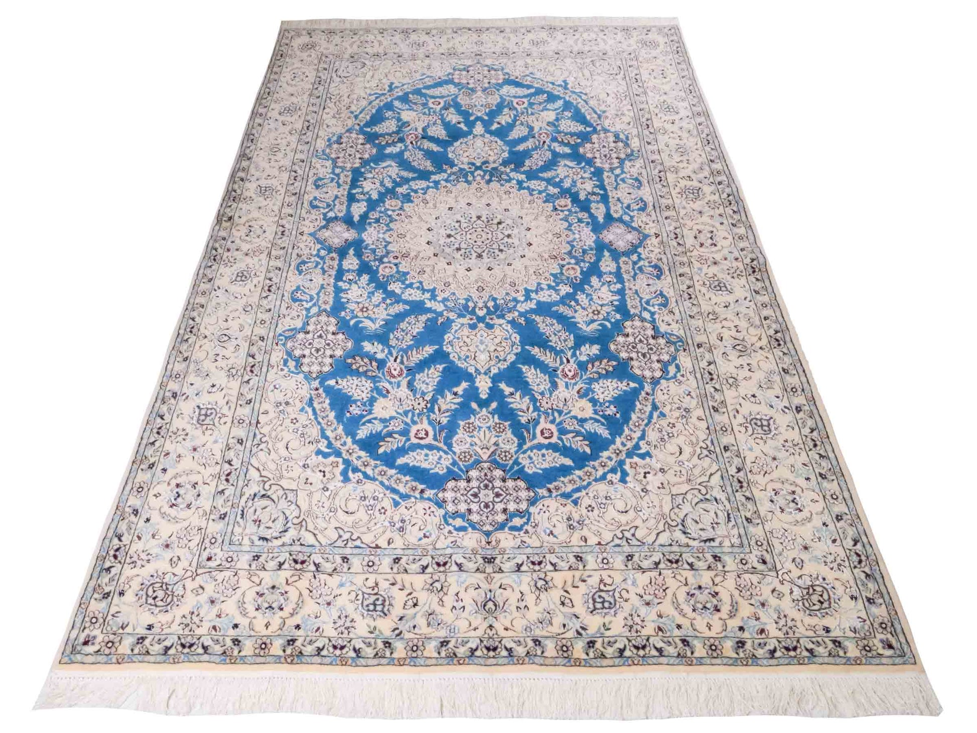 Handgeknüpfter Nain 6La Perserteppich von Khademi aus Wolle mit Seide, blau, weiß. Klassisches Medaillon-Design. Traditionell von Hand geknüpft in Iran / Persien. Größe: 244 cm x 155 cm. Teppichnummer: RB3-1097. Verkauf durch Jupiter Intl.