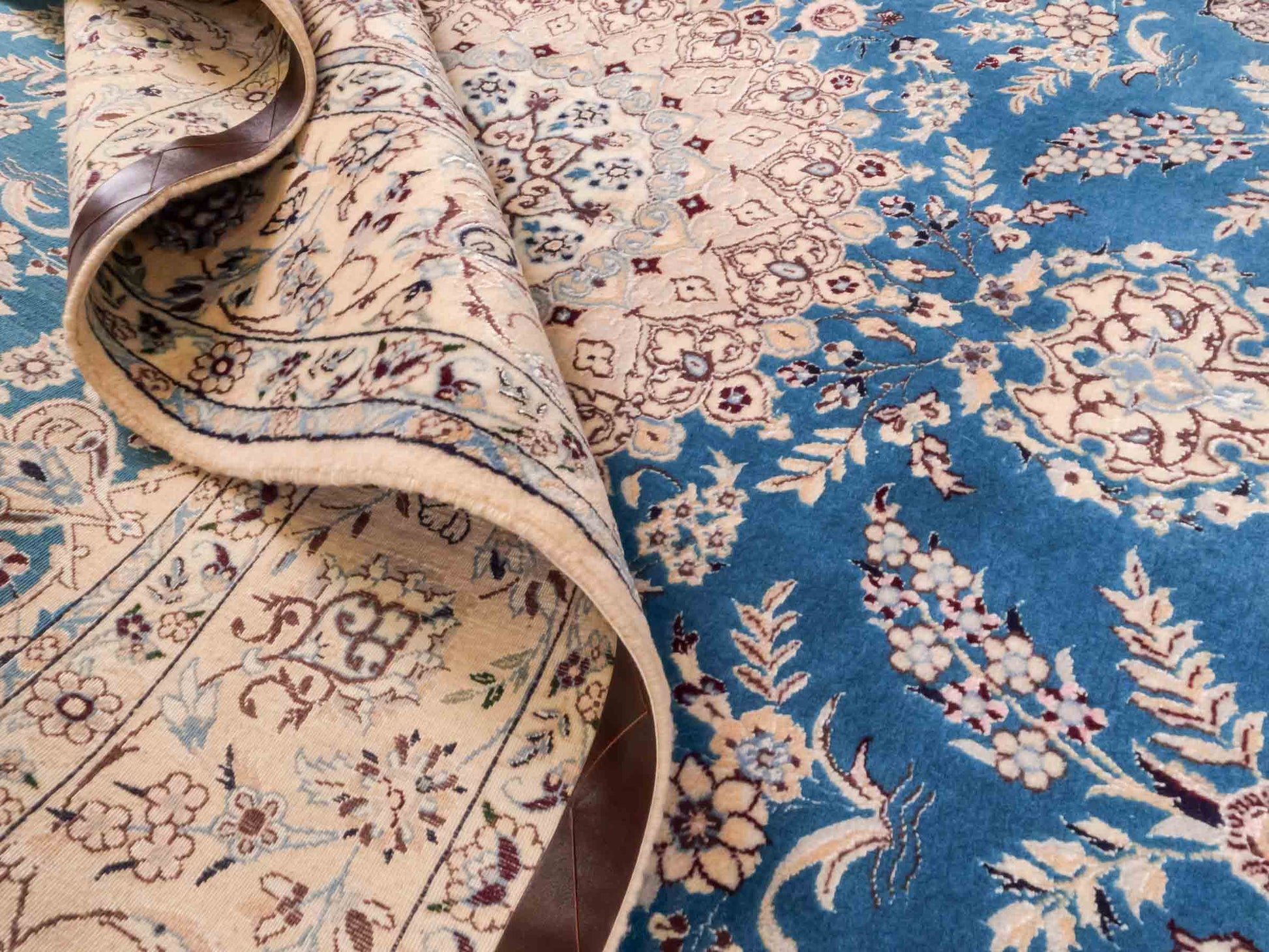 Handgeknüpfter Nain 6La Perserteppich von Khademi aus Wolle mit Seide, blau, weiß. Klassisches Medaillon-Design. Traditionell von Hand geknüpft in Iran / Persien. Größe: 244 cm x 155 cm. Teppichnummer: RB3-1097. Verkauf durch Jupiter Intl.