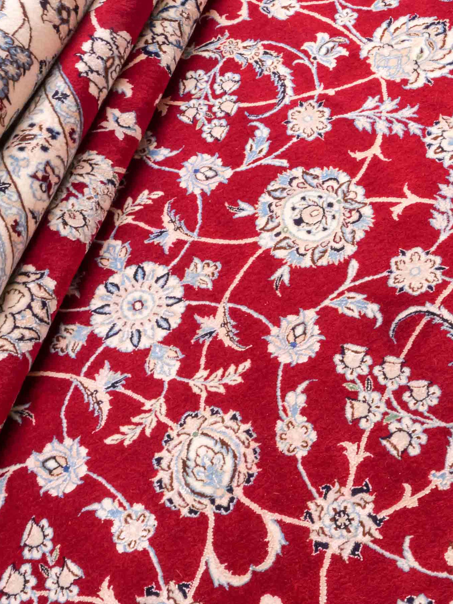 Handgeknüpfter Nain 6La Perserteppich von Khademi aus Wolle mit Seide, rot, weiß. Klassisches Allover-Design. Traditionell von Hand geknüpft in Iran / Persien. Größe: 357 cm x 260 cm. Teppichnummer: RB3-1098. Verkauf durch Jupiter Intl.