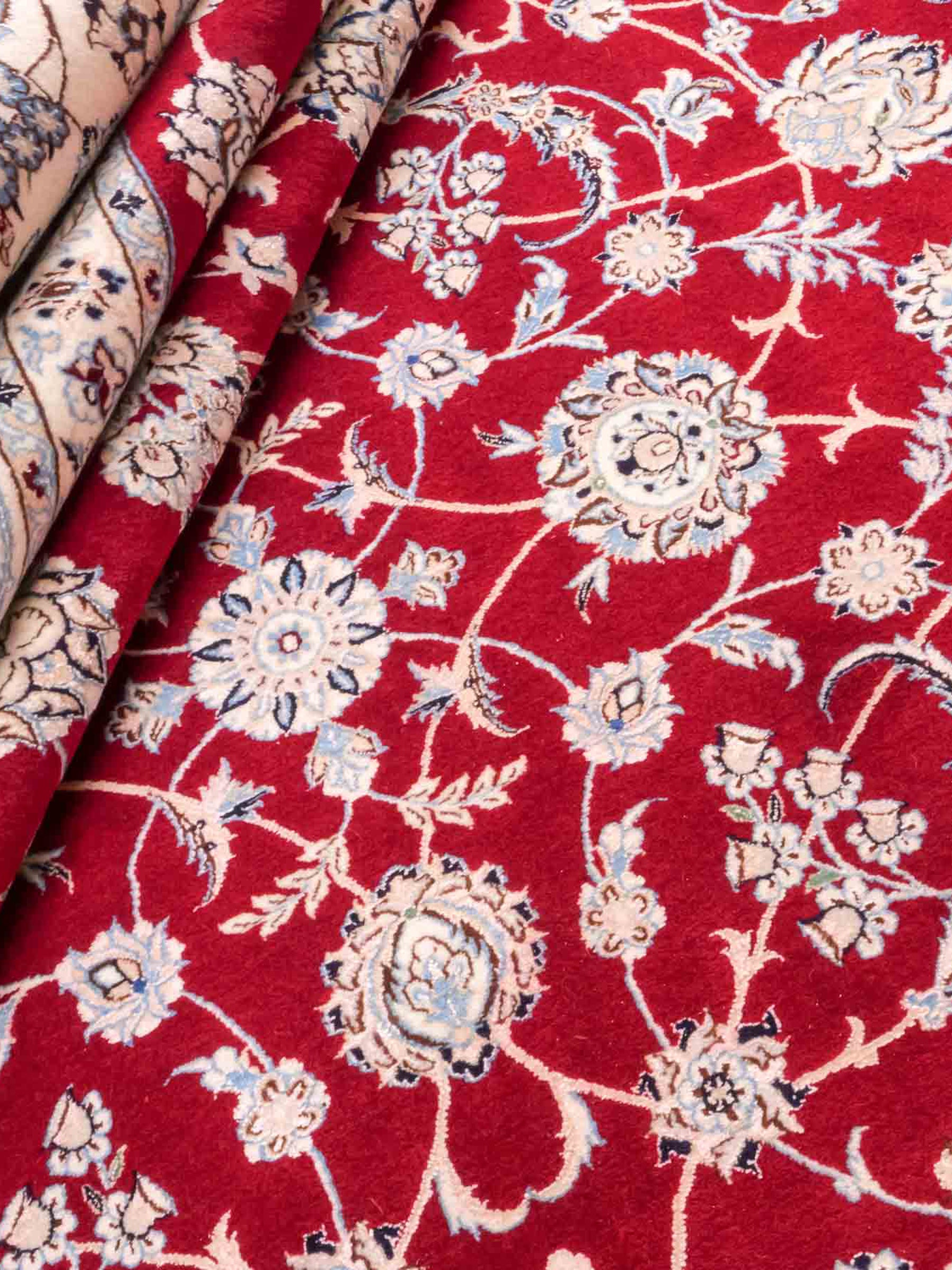 Handgeknüpfter Nain 6La Perserteppich von Khademi aus Wolle mit Seide, rot, weiß. Klassisches Allover-Design. Traditionell von Hand geknüpft in Iran / Persien. Größe: 357 cm x 260 cm. Teppichnummer: RB3-1098. Verkauf durch Jupiter Intl.