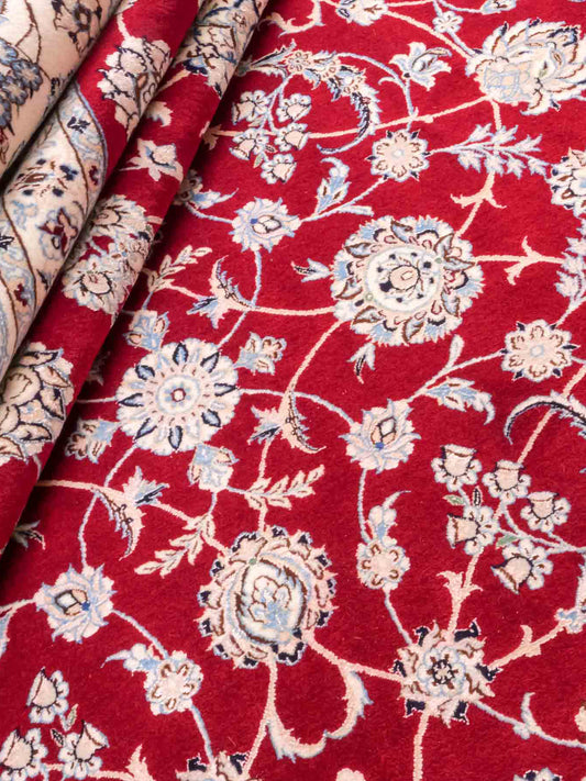 Handgeknüpfter Nain 6La Perserteppich von Khademi aus Wolle mit Seide, rot, weiß. Klassisches Allover-Design. Traditionell von Hand geknüpft in Iran / Persien. Größe: 357 cm x 260 cm. Teppichnummer: RB3-1098. Verkauf durch Jupiter Intl.