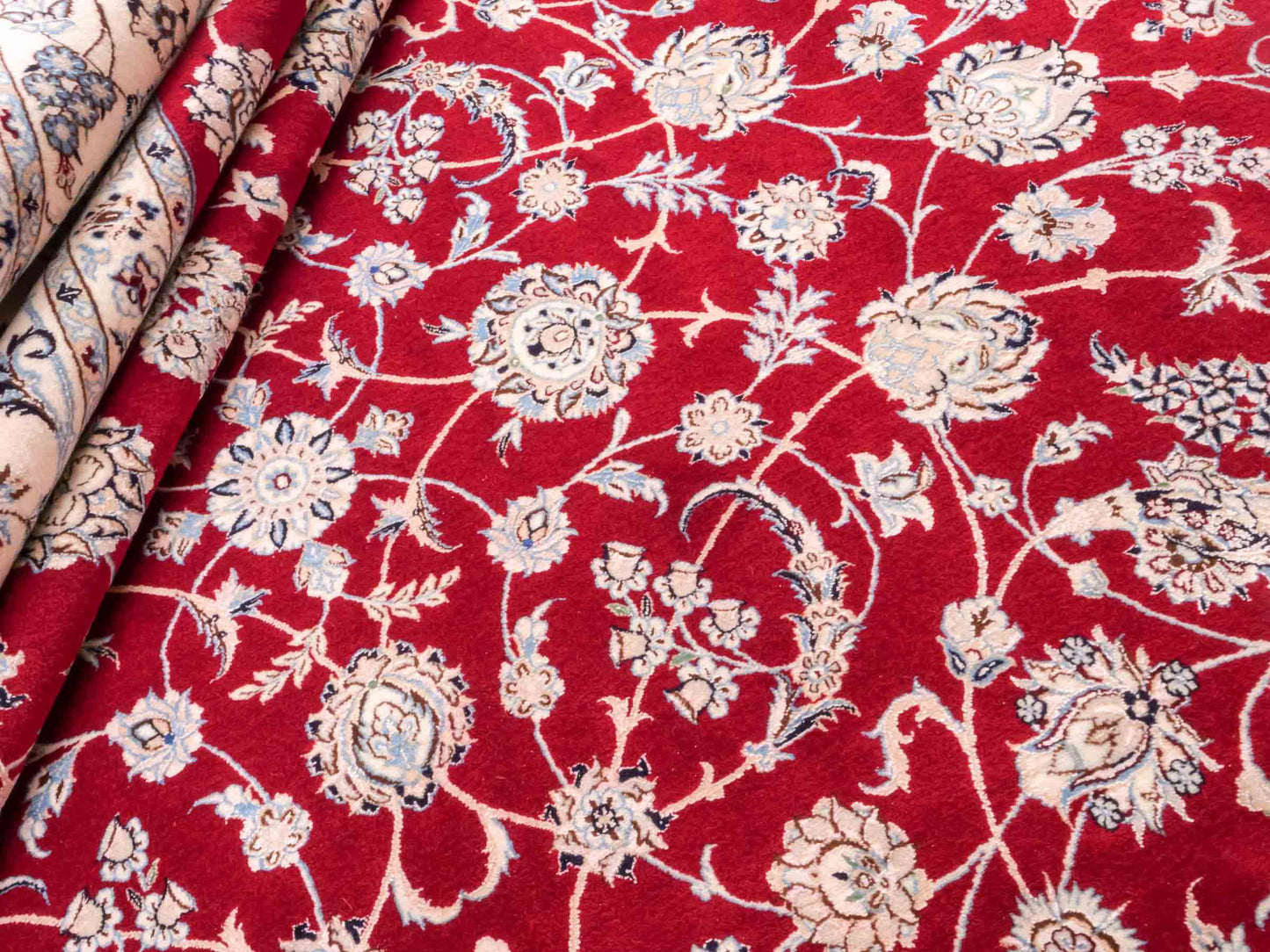 Handgeknüpfter Nain 6La Perserteppich von Khademi aus Wolle mit Seide, rot, weiß. Klassisches Allover-Design. Traditionell von Hand geknüpft in Iran / Persien. Größe: 357 cm x 260 cm. Teppichnummer: RB3-1098. Verkauf durch Jupiter Intl.