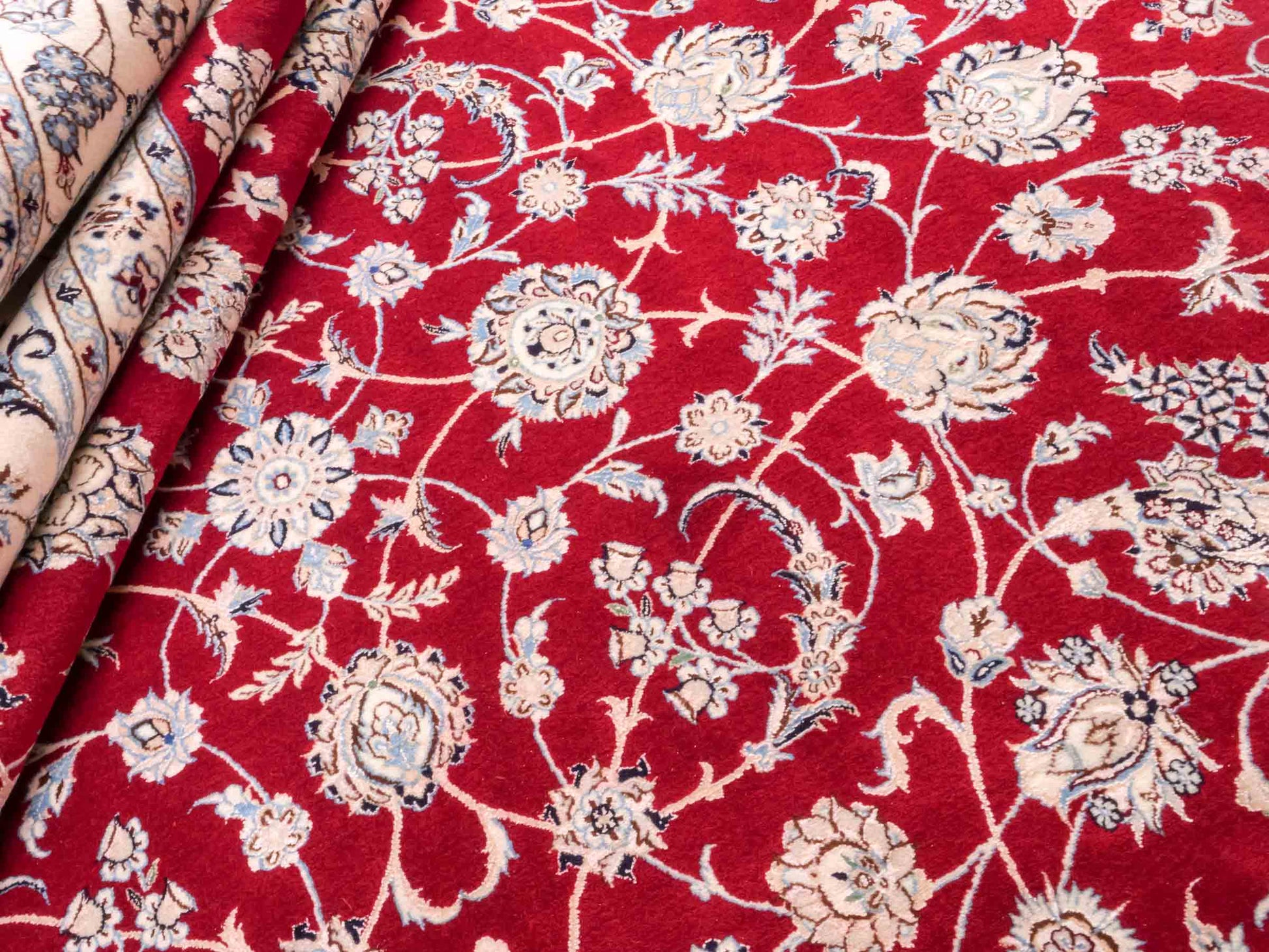 Handgeknüpfter Nain 6La Perserteppich von Khademi aus Wolle mit Seide, rot, weiß. Klassisches Allover-Design. Traditionell von Hand geknüpft in Iran / Persien. Größe: 357 cm x 260 cm. Teppichnummer: RB3-1098. Verkauf durch Jupiter Intl.