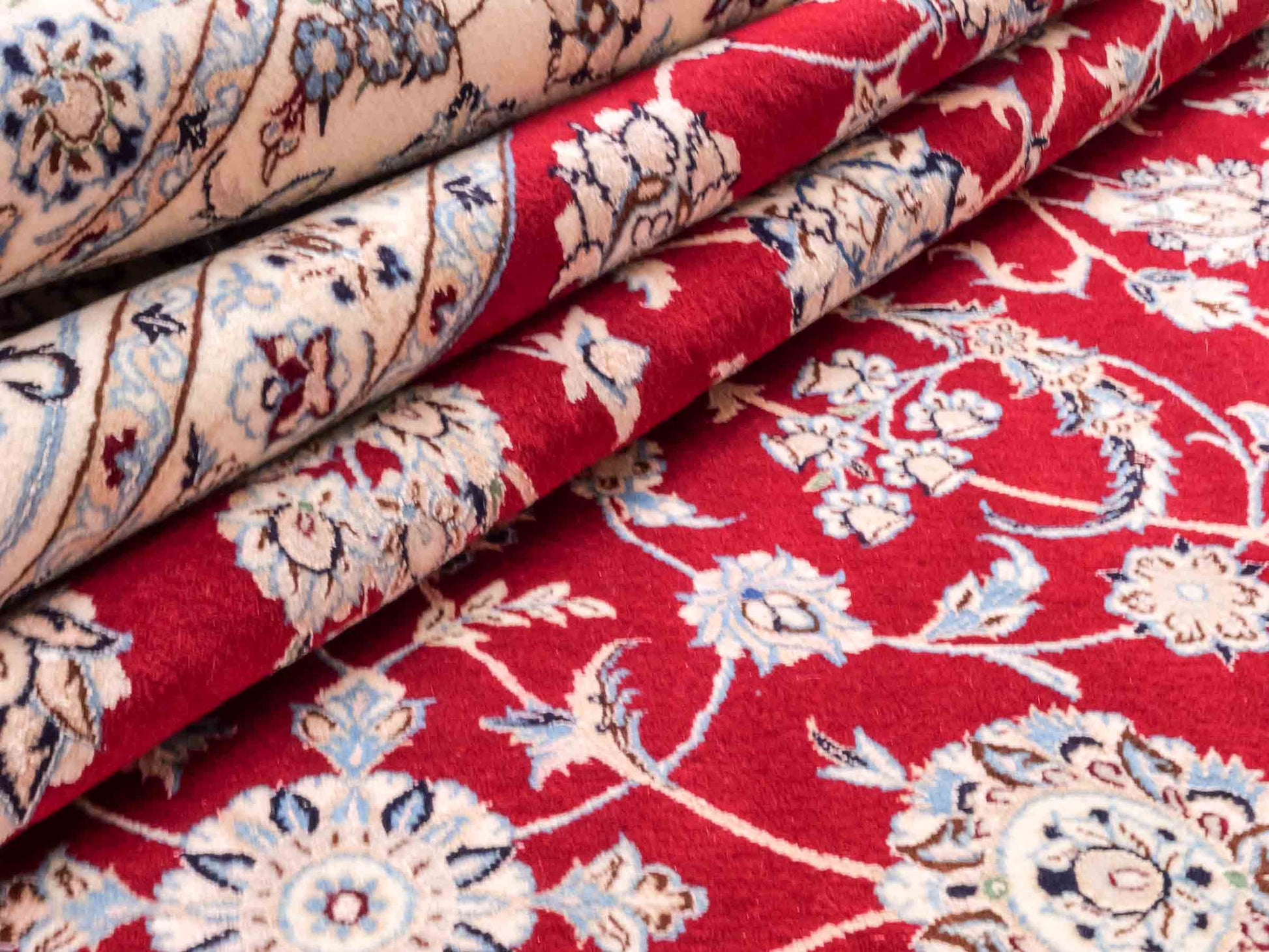 Handgeknüpfter Nain 6La Perserteppich von Khademi aus Wolle mit Seide, rot, weiß. Klassisches Allover-Design. Traditionell von Hand geknüpft in Iran / Persien. Größe: 357 cm x 260 cm. Teppichnummer: RB3-1098. Verkauf durch Jupiter Intl.