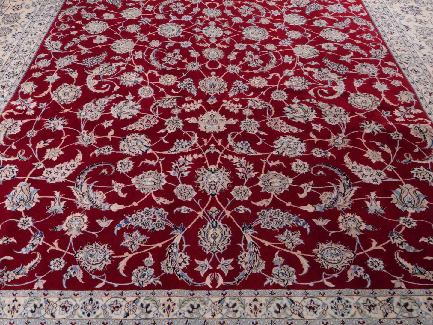 Handgeknüpfter Nain 6La Perserteppich von Khademi aus Wolle mit Seide, rot, weiß. Klassisches Allover-Design. Traditionell von Hand geknüpft in Iran / Persien. Größe: 357 cm x 260 cm. Teppichnummer: RB3-1098. Verkauf durch Jupiter Intl.