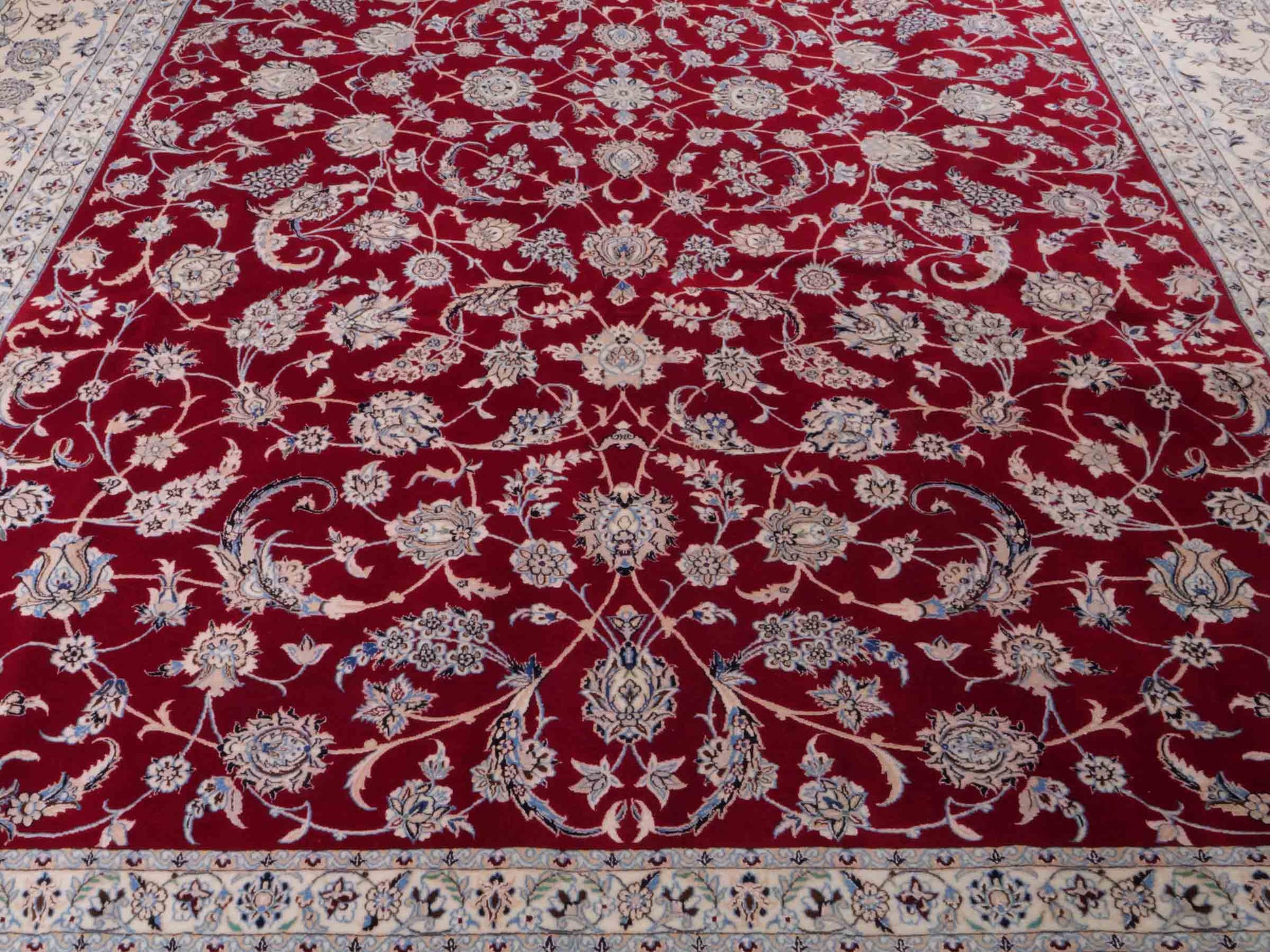 Handgeknüpfter Nain 6La Perserteppich von Khademi aus Wolle mit Seide, rot, weiß. Klassisches Allover-Design. Traditionell von Hand geknüpft in Iran / Persien. Größe: 357 cm x 260 cm. Teppichnummer: RB3-1098. Verkauf durch Jupiter Intl.