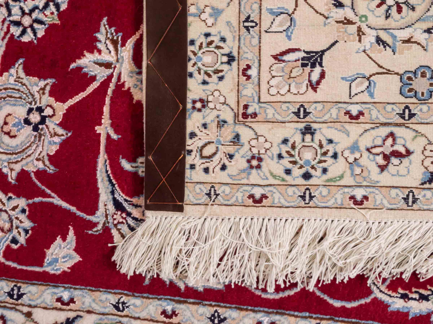 Handgeknüpfter Nain 6La Perserteppich von Khademi aus Wolle mit Seide, rot, weiß. Klassisches Allover-Design. Traditionell von Hand geknüpft in Iran / Persien. Größe: 357 cm x 260 cm. Teppichnummer: RB3-1098. Verkauf durch Jupiter Intl.