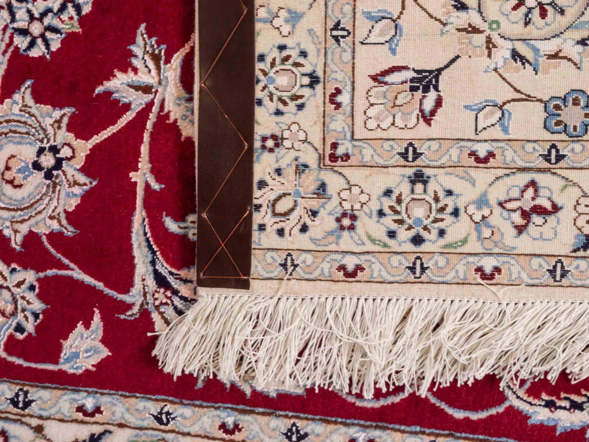 Handgeknüpfter Nain 6La Perserteppich von Khademi aus Wolle mit Seide, rot, weiß. Klassisches Allover-Design. Traditionell von Hand geknüpft in Iran / Persien. Größe: 357 cm x 260 cm. Teppichnummer: RB3-1098. Verkauf durch Jupiter Intl.