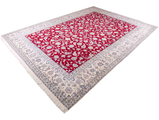 Handgeknüpfter Nain 6La Perserteppich von Khademi aus Wolle mit Seide, rot, weiß. Klassisches Allover-Design. Traditionell von Hand geknüpft in Iran / Persien. Größe: 357 cm x 260 cm. Teppichnummer: RB3-1098. Verkauf durch Jupiter Intl.