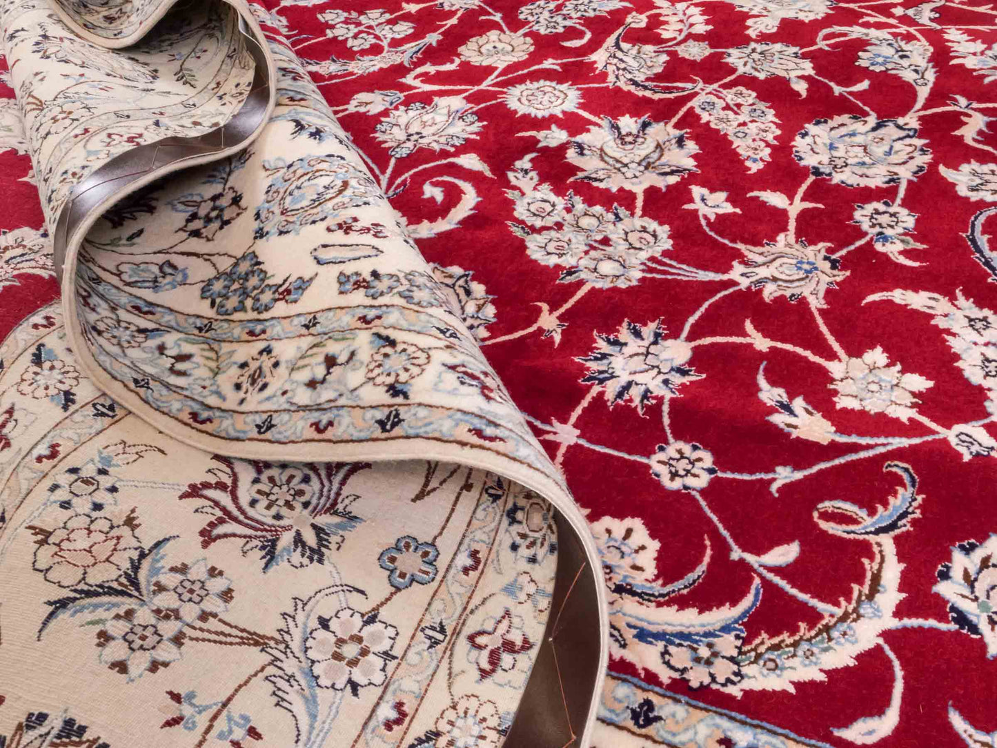 Handgeknüpfter Nain 6La Perserteppich von Khademi aus Wolle mit Seide, rot, weiß. Klassisches Allover-Design. Traditionell von Hand geknüpft in Iran / Persien. Größe: 357 cm x 260 cm. Teppichnummer: RB3-1098. Verkauf durch Jupiter Intl.