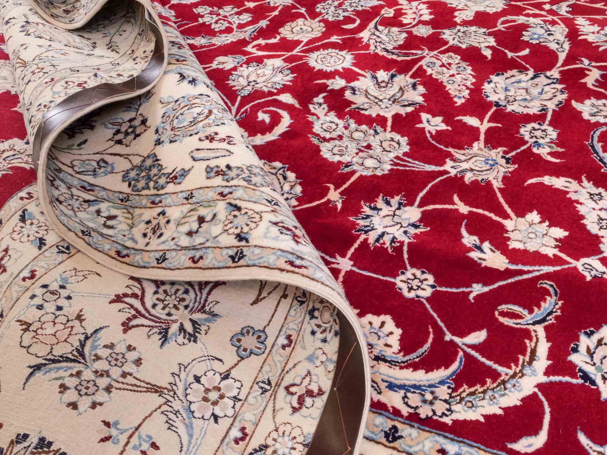 Handgeknüpfter Nain 6La Perserteppich von Khademi aus Wolle mit Seide, rot, weiß. Klassisches Allover-Design. Traditionell von Hand geknüpft in Iran / Persien. Größe: 357 cm x 260 cm. Teppichnummer: RB3-1098. Verkauf durch Jupiter Intl.