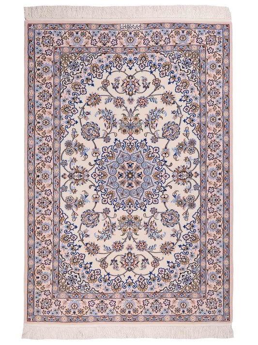 Handgeknüpfter Nain 6La Perserteppich von Habibian für Khademi, signiert, aus Wolle mit Seide, cremeweiß. Persischer Orientteppich mit Medaillon. Von Hand geknüpft in Iran / Persien. Größe: 146 x 102 cm. Teppichnummer: SB3-1040 Jupiter Intl.