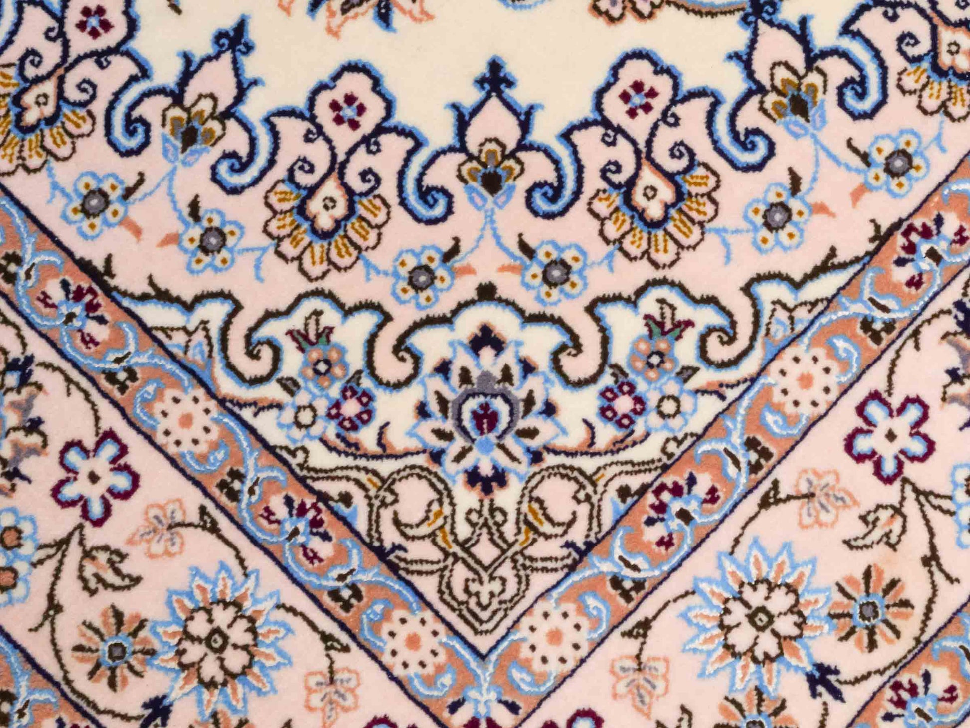 Handgeknüpfter Nain 6La Perserteppich von Habibian für Khademi, signiert, aus Wolle mit Seide, cremeweiß. Persischer Orientteppich mit Medaillon. Von Hand geknüpft in Iran / Persien. Größe: 146 x 102 cm. Teppichnummer: SB3-1040 Jupiter Intl.