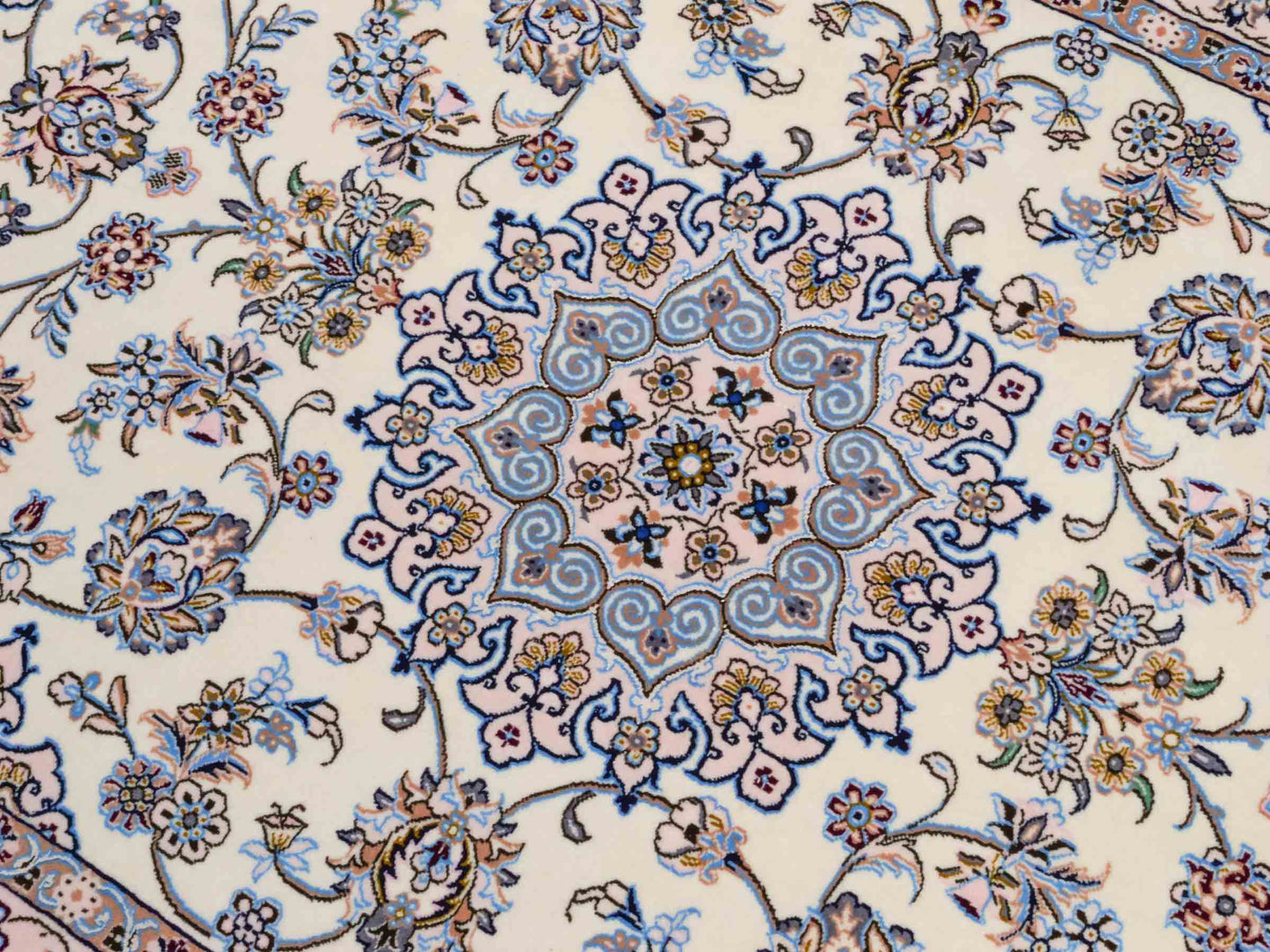 Handgeknüpfter Nain 6La Perserteppich von Habibian für Khademi, signiert, aus Wolle mit Seide, cremeweiß. Persischer Orientteppich mit Medaillon. Von Hand geknüpft in Iran / Persien. Größe: 146 x 102 cm. Teppichnummer: SB3-1040 Jupiter Intl.