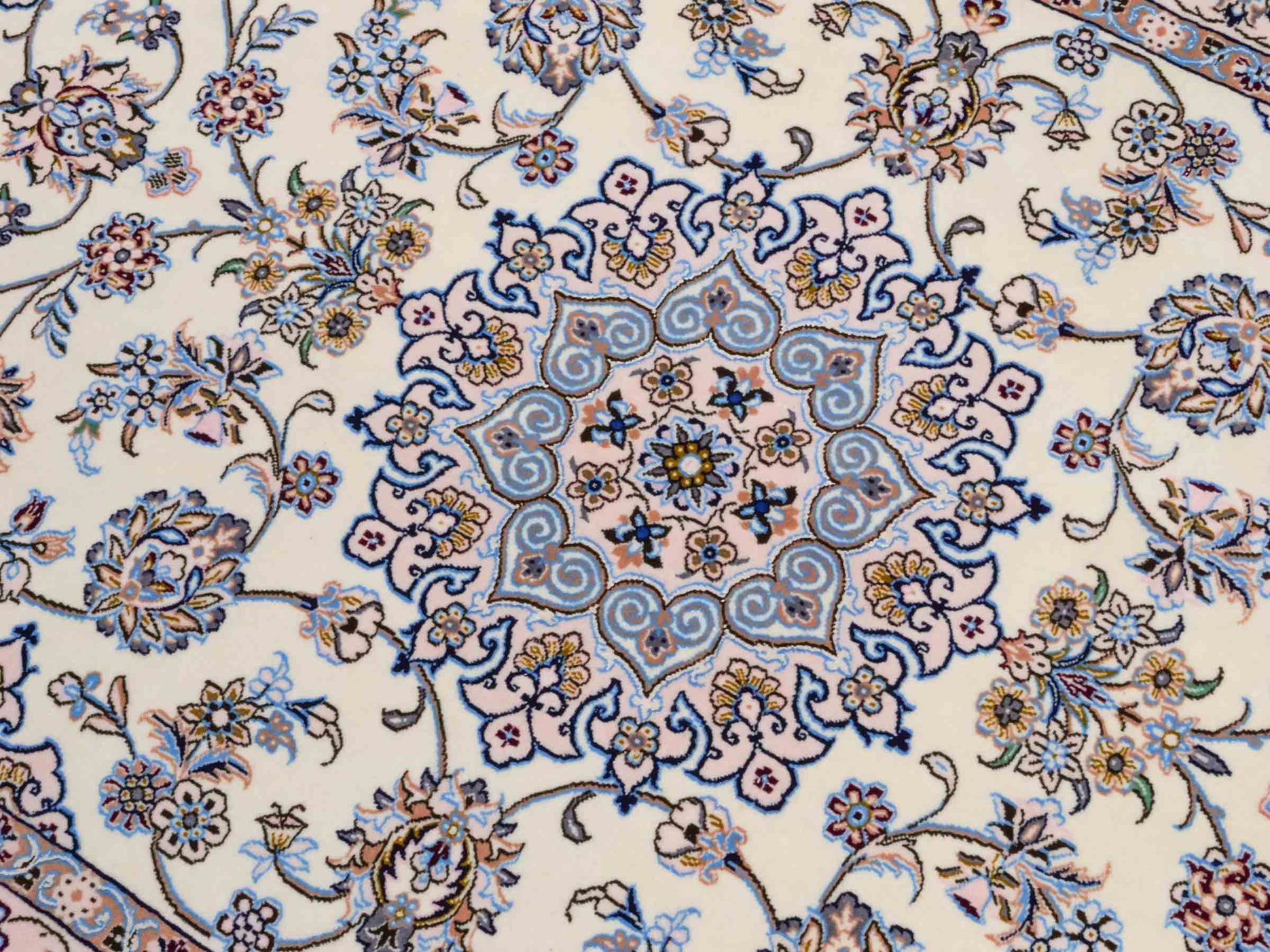 Handgeknüpfter Nain 6La Perserteppich von Habibian für Khademi, signiert, aus Wolle mit Seide, cremeweiß. Persischer Orientteppich mit Medaillon. Von Hand geknüpft in Iran / Persien. Größe: 146 x 102 cm. Teppichnummer: SB3-1040 Jupiter Intl.