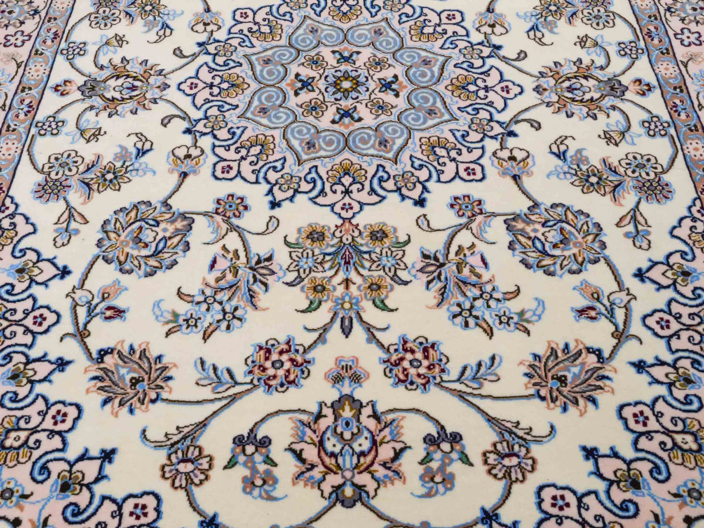 Handgeknüpfter Nain 6La Perserteppich von Habibian für Khademi, signiert, aus Wolle mit Seide, cremeweiß. Persischer Orientteppich mit Medaillon. Von Hand geknüpft in Iran / Persien. Größe: 146 x 102 cm. Teppichnummer: SB3-1040 Jupiter Intl.
