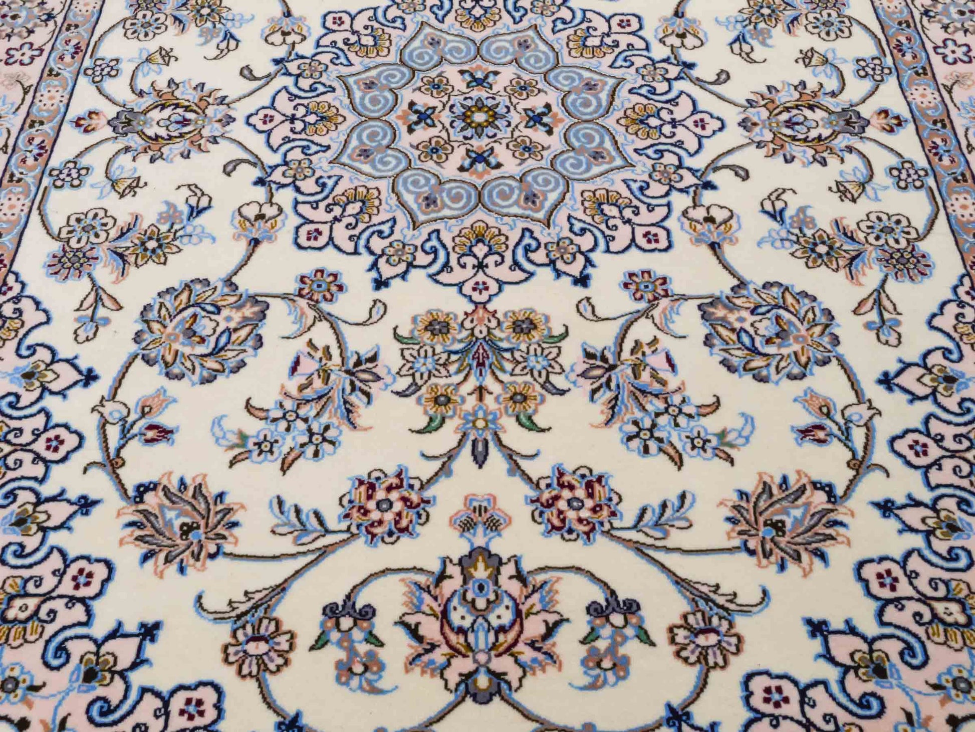 Handgeknüpfter Nain 6La Perserteppich von Habibian für Khademi, signiert, aus Wolle mit Seide, cremeweiß. Persischer Orientteppich mit Medaillon. Von Hand geknüpft in Iran / Persien. Größe: 146 x 102 cm. Teppichnummer: SB3-1040 Jupiter Intl.
