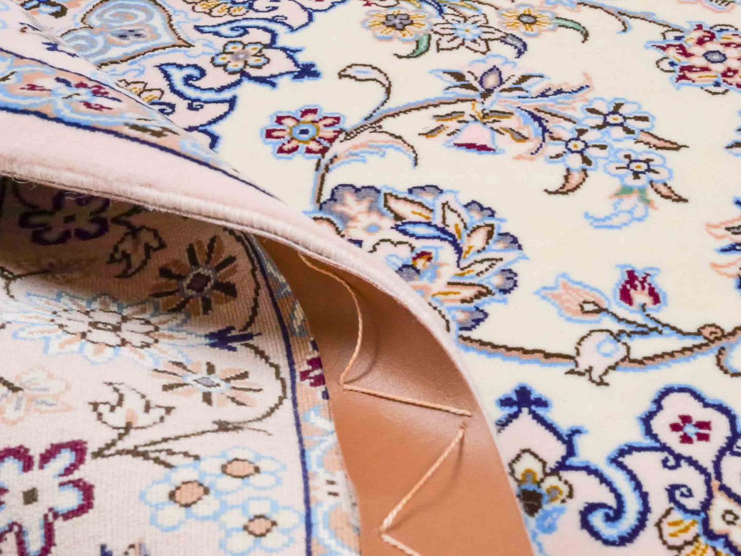 Handgeknüpfter Nain 6La Perserteppich von Habibian für Khademi, signiert, aus Wolle mit Seide, cremeweiß. Persischer Orientteppich mit Medaillon. Von Hand geknüpft in Iran / Persien. Größe: 146 x 102 cm. Teppichnummer: SB3-1040 Jupiter Intl.