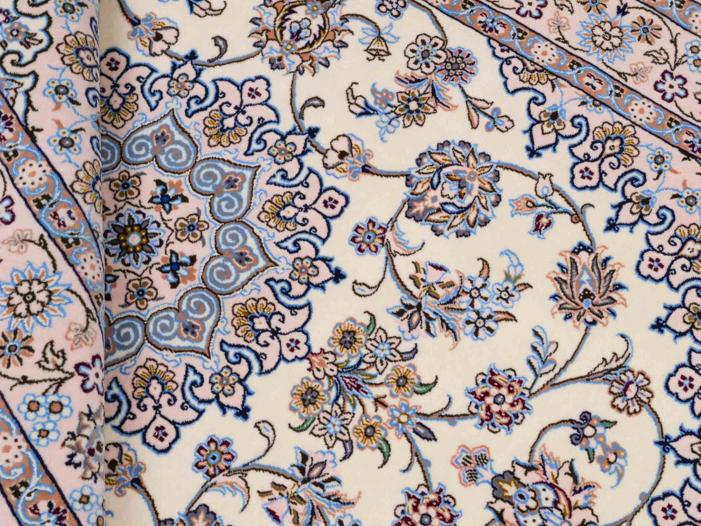 Handgeknüpfter Nain 6La Perserteppich von Habibian für Khademi, signiert, aus Wolle mit Seide, cremeweiß. Persischer Orientteppich mit Medaillon. Von Hand geknüpft in Iran / Persien. Größe: 146 x 102 cm. Teppichnummer: SB3-1040 Jupiter Intl.