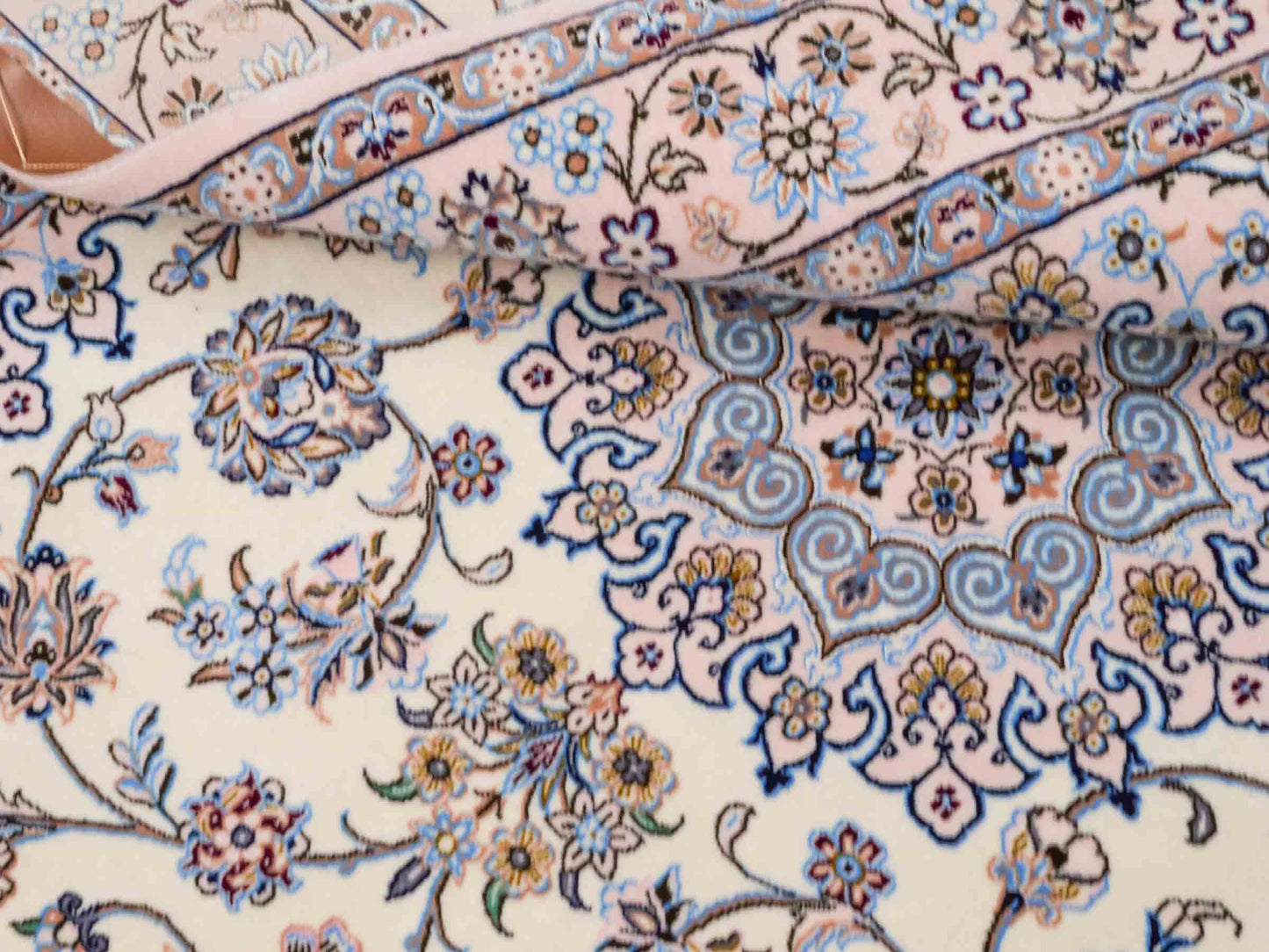 Handgeknüpfter Nain 6La Perserteppich von Habibian für Khademi, signiert, aus Wolle mit Seide, cremeweiß. Persischer Orientteppich mit Medaillon. Von Hand geknüpft in Iran / Persien. Größe: 146 x 102 cm. Teppichnummer: SB3-1040 Jupiter Intl.